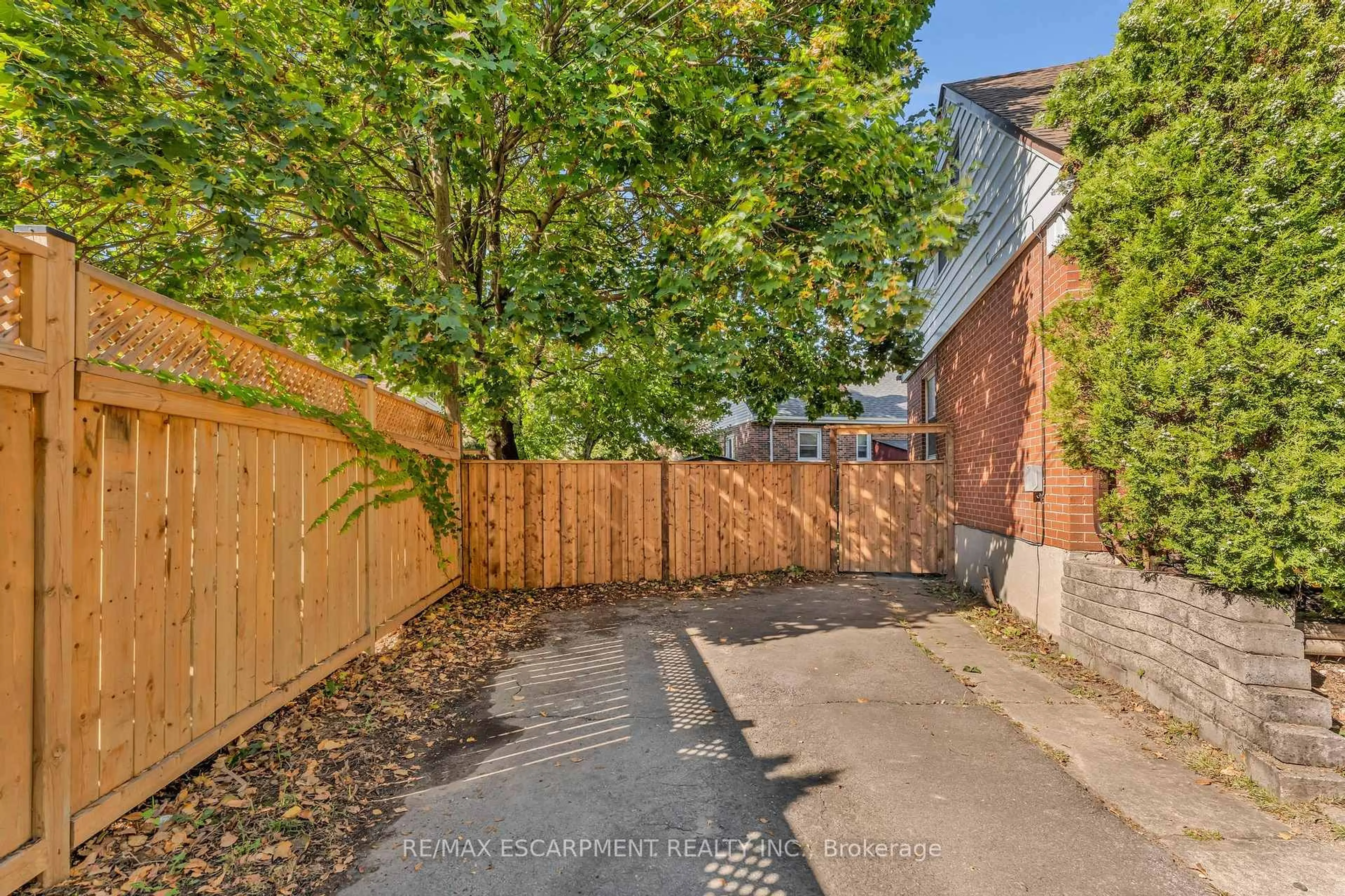 Patio, street for 9 Elaine Crt, Hamilton Ontario L8K 3S2