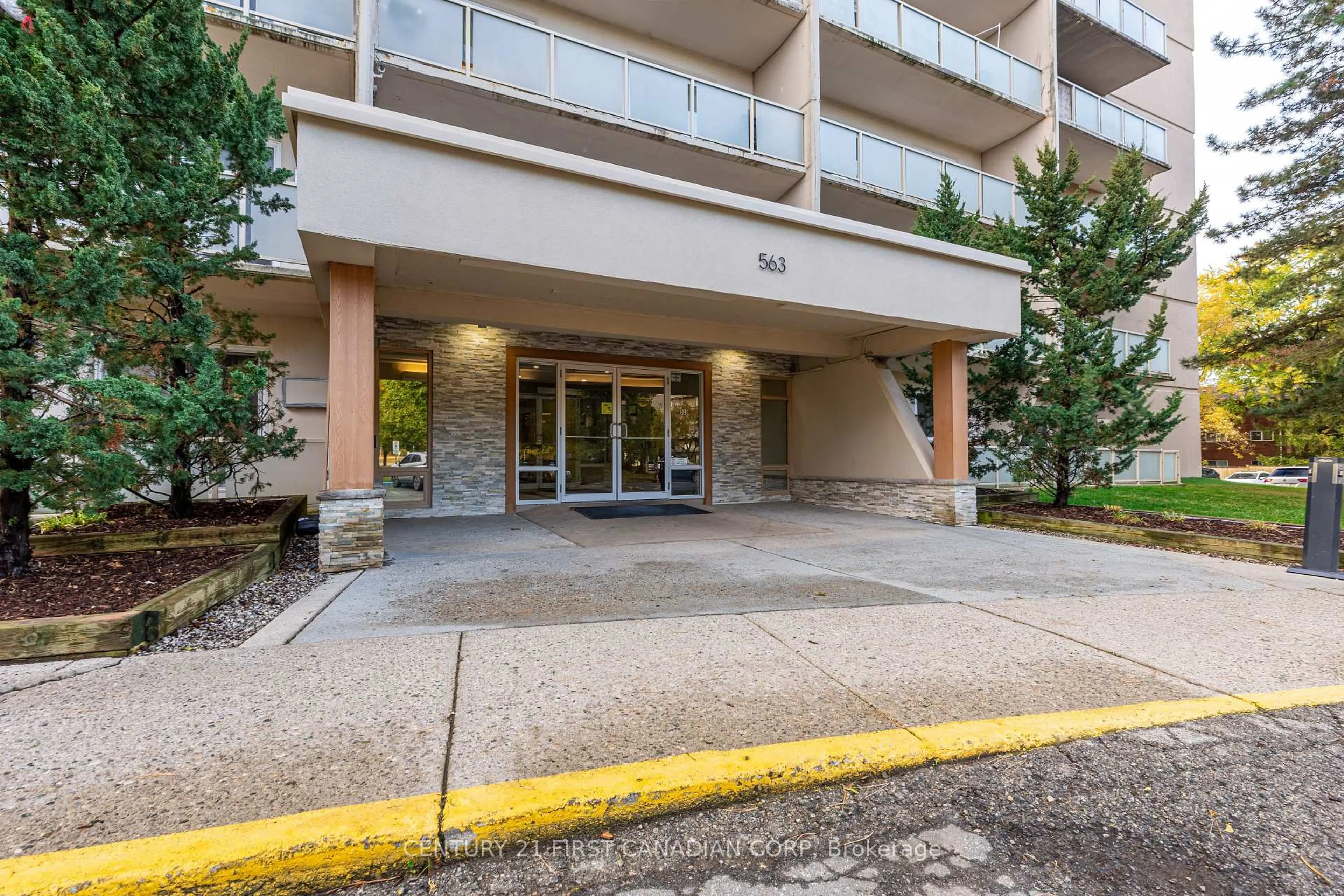 Indoor foyer for 563 Mornington Ave #702, London East Ontario N5Y 4T8