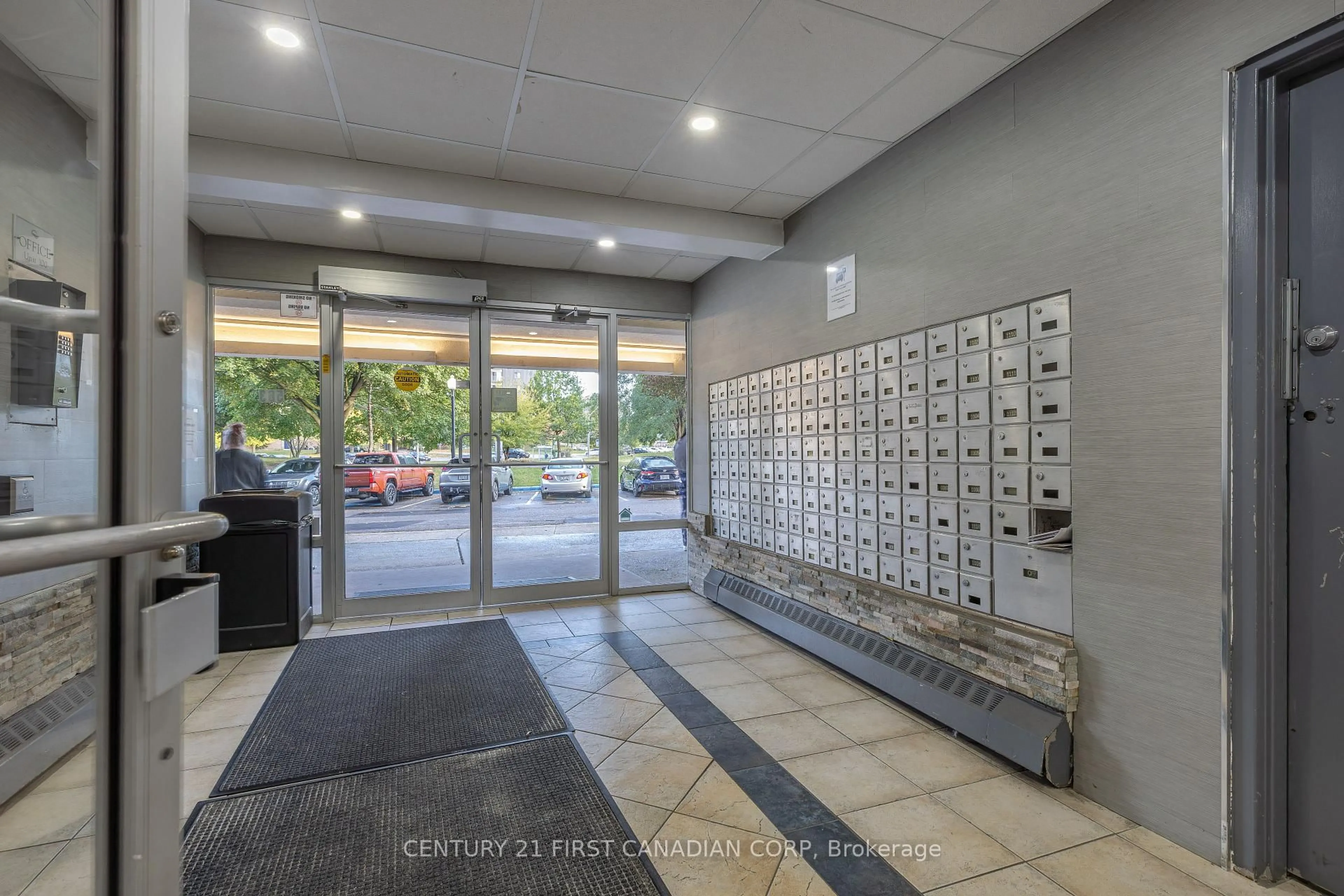 Indoor foyer for 563 Mornington Ave #702, London East Ontario N5Y 4T8