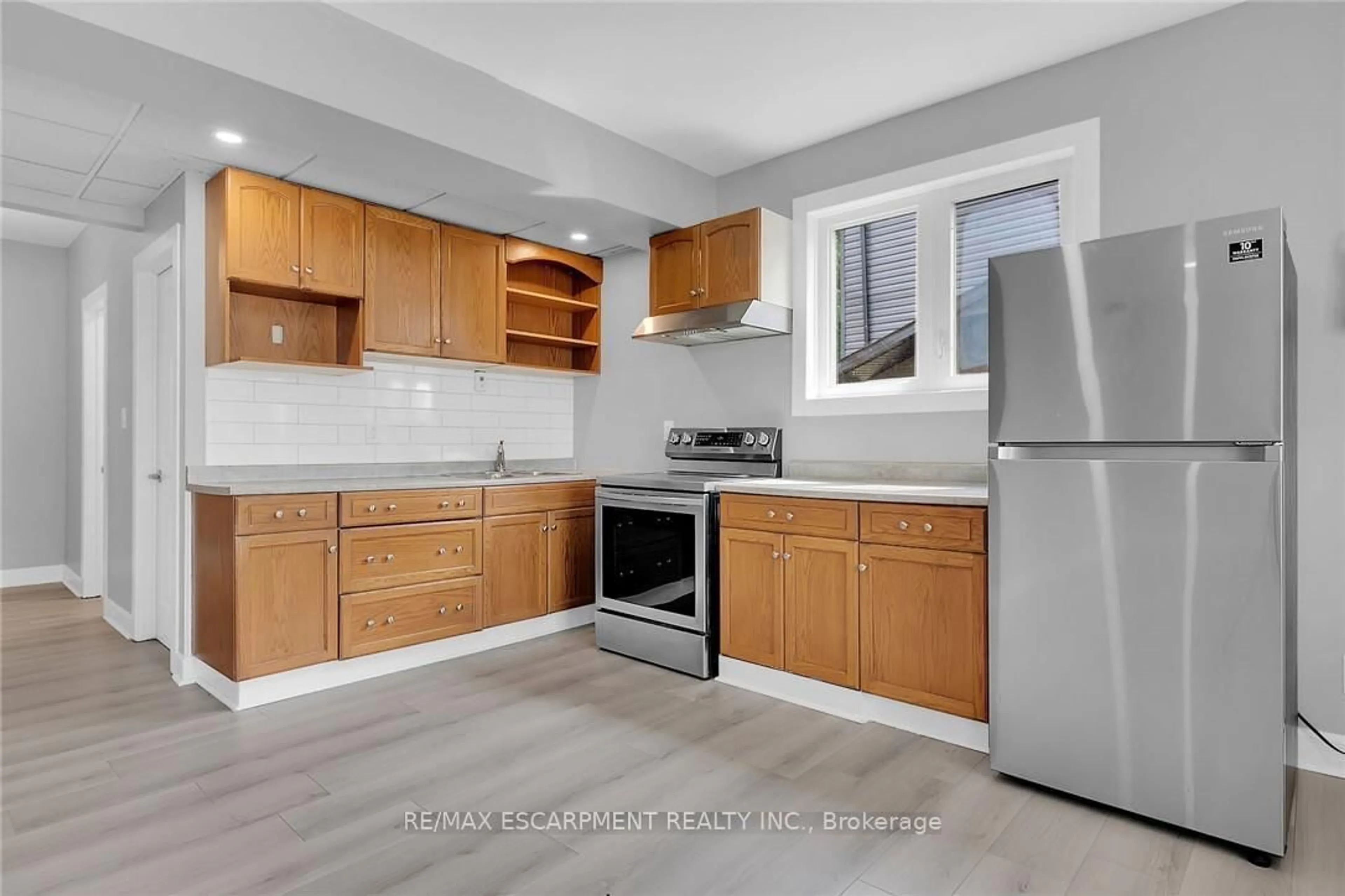 Standard kitchen, unknown for 8 Nickel St, Port Colborne Ontario L3K 1B1