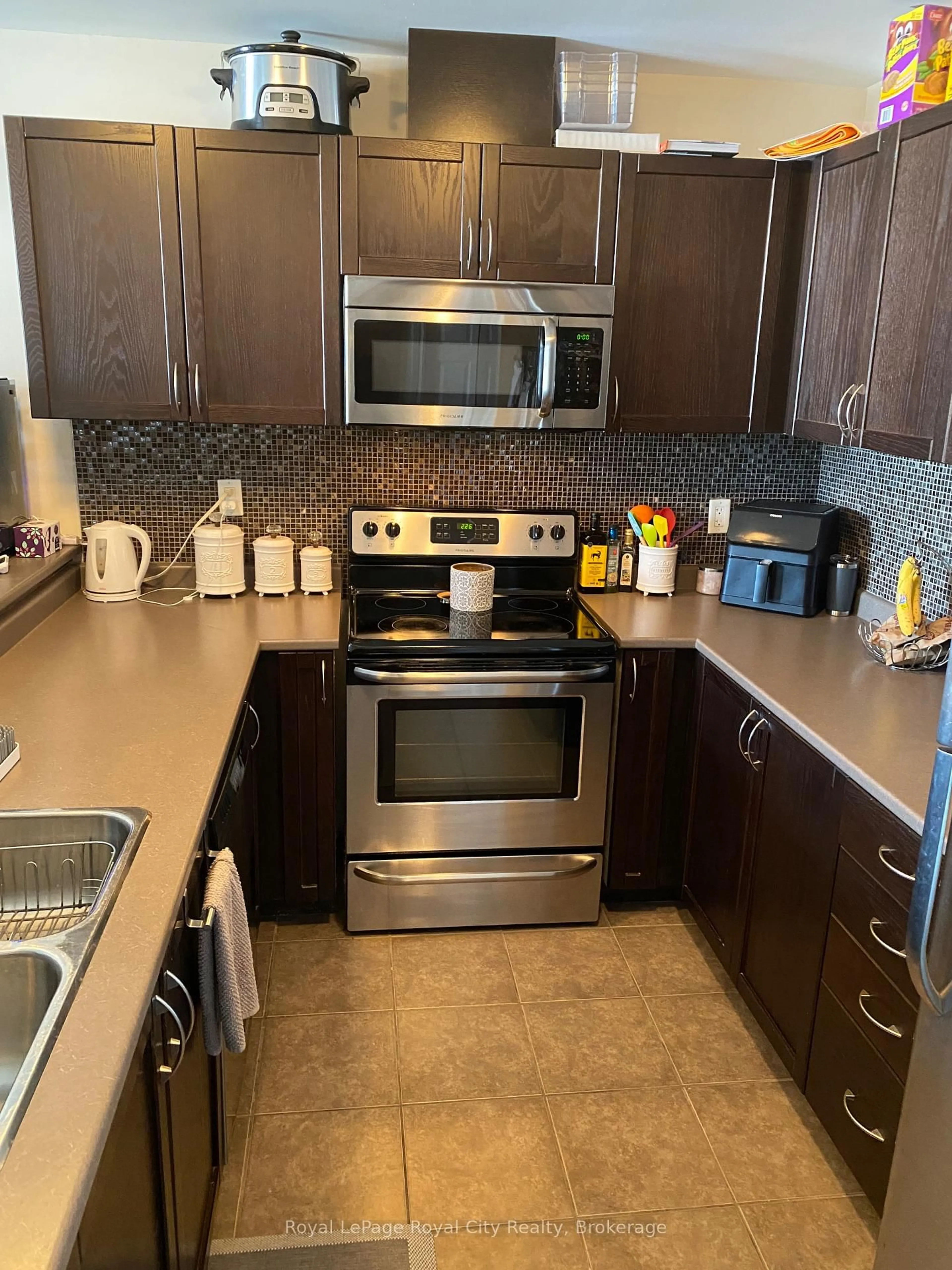 Standard kitchen, unknown for 2 Colonial Dr #207, Guelph Ontario N1L 0K8