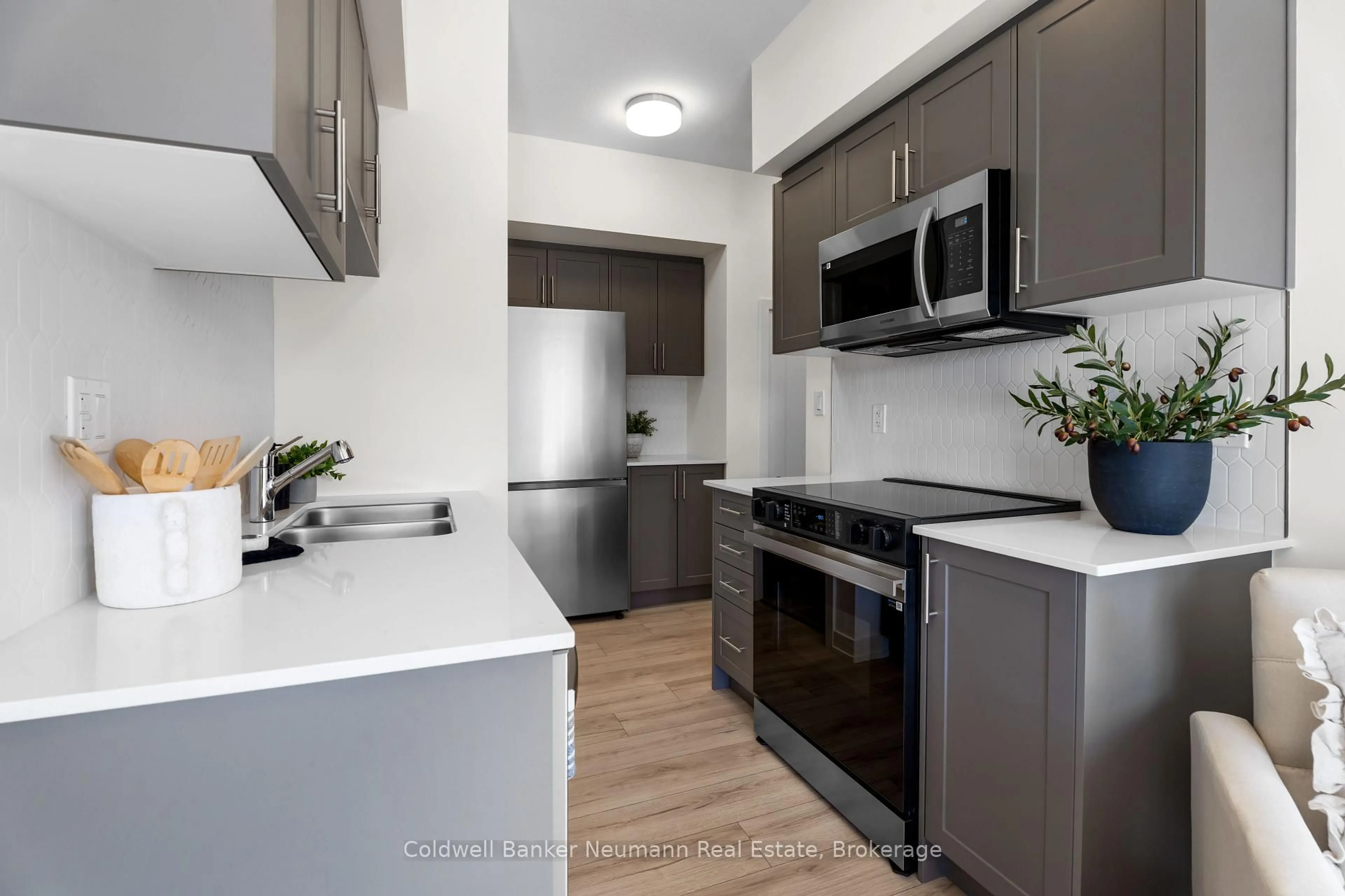 Standard kitchen, unknown for 940 David St #43, Centre Wellington Ontario N1M 0L7