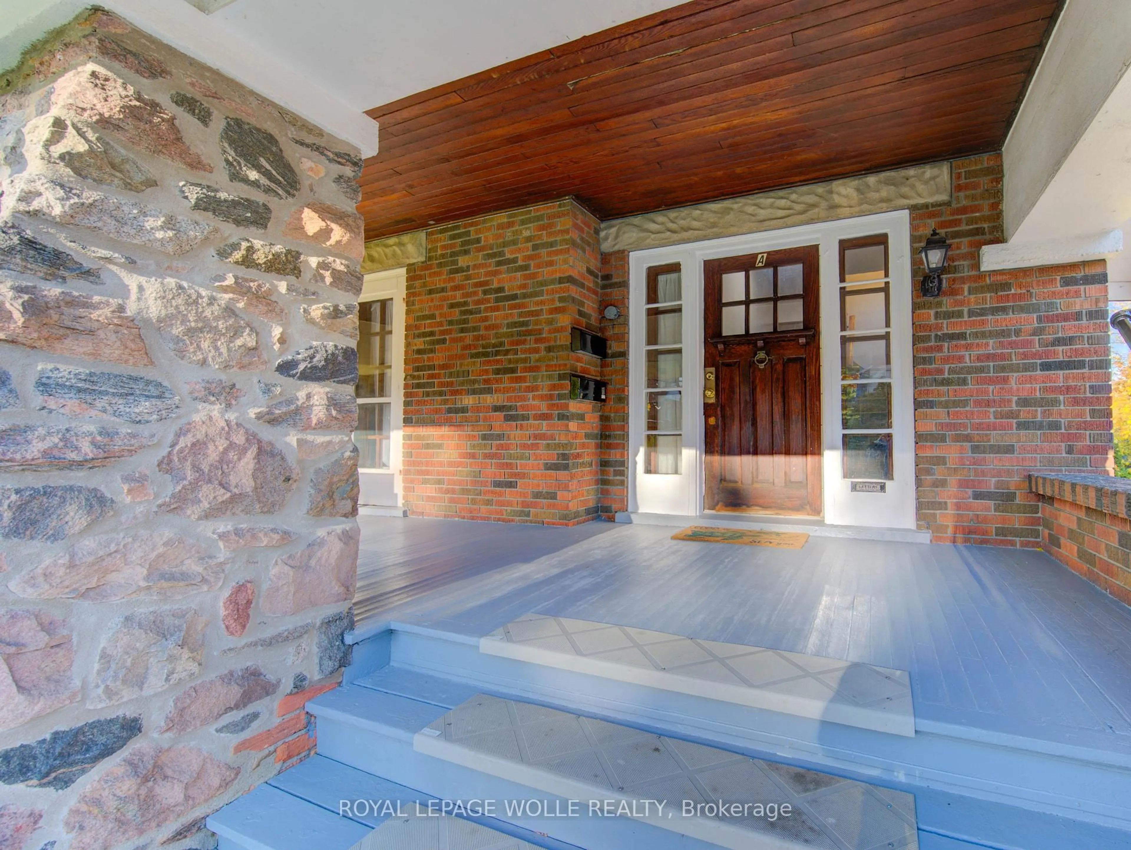 Indoor entryway for 86 Albert St, Waterloo Ontario N2L 3S7