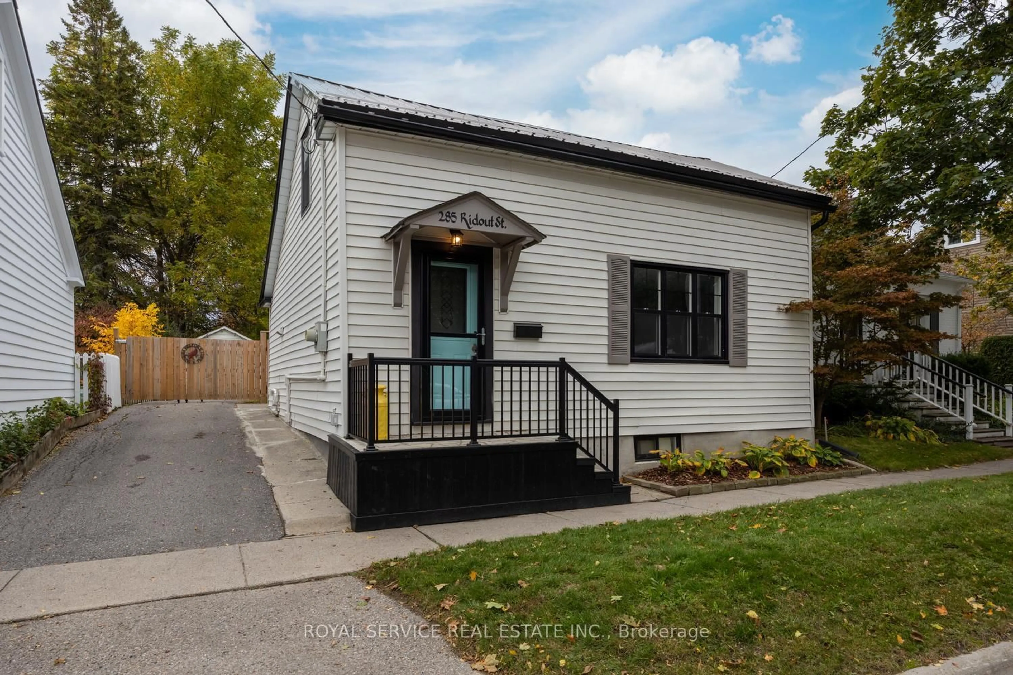 Home with vinyl exterior material, street for 285 Ridout St, Port Hope Ontario L1A 1P8