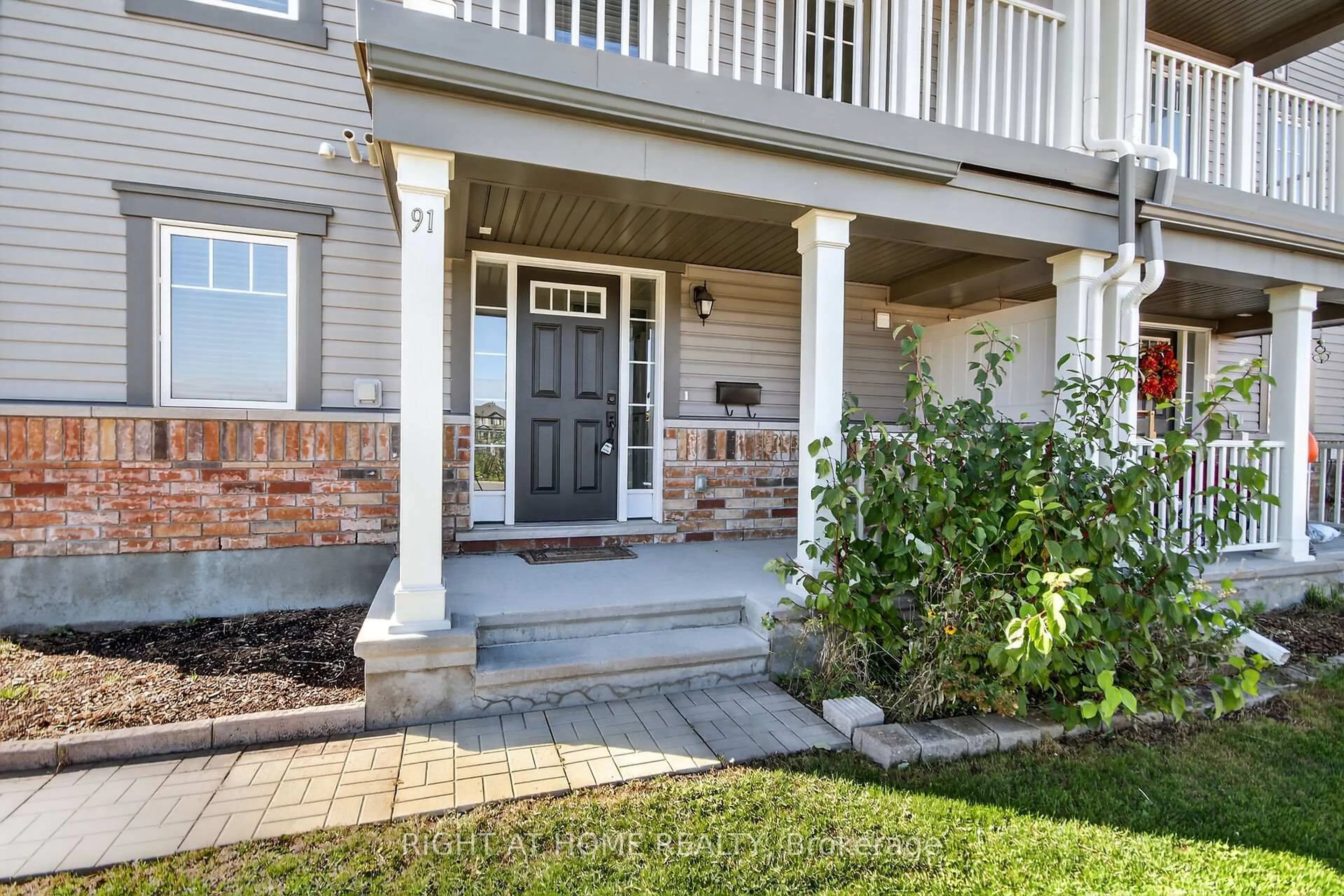 Indoor entryway for 91 Buffalograss Cres, Ottawa Ontario K2J 6H5
