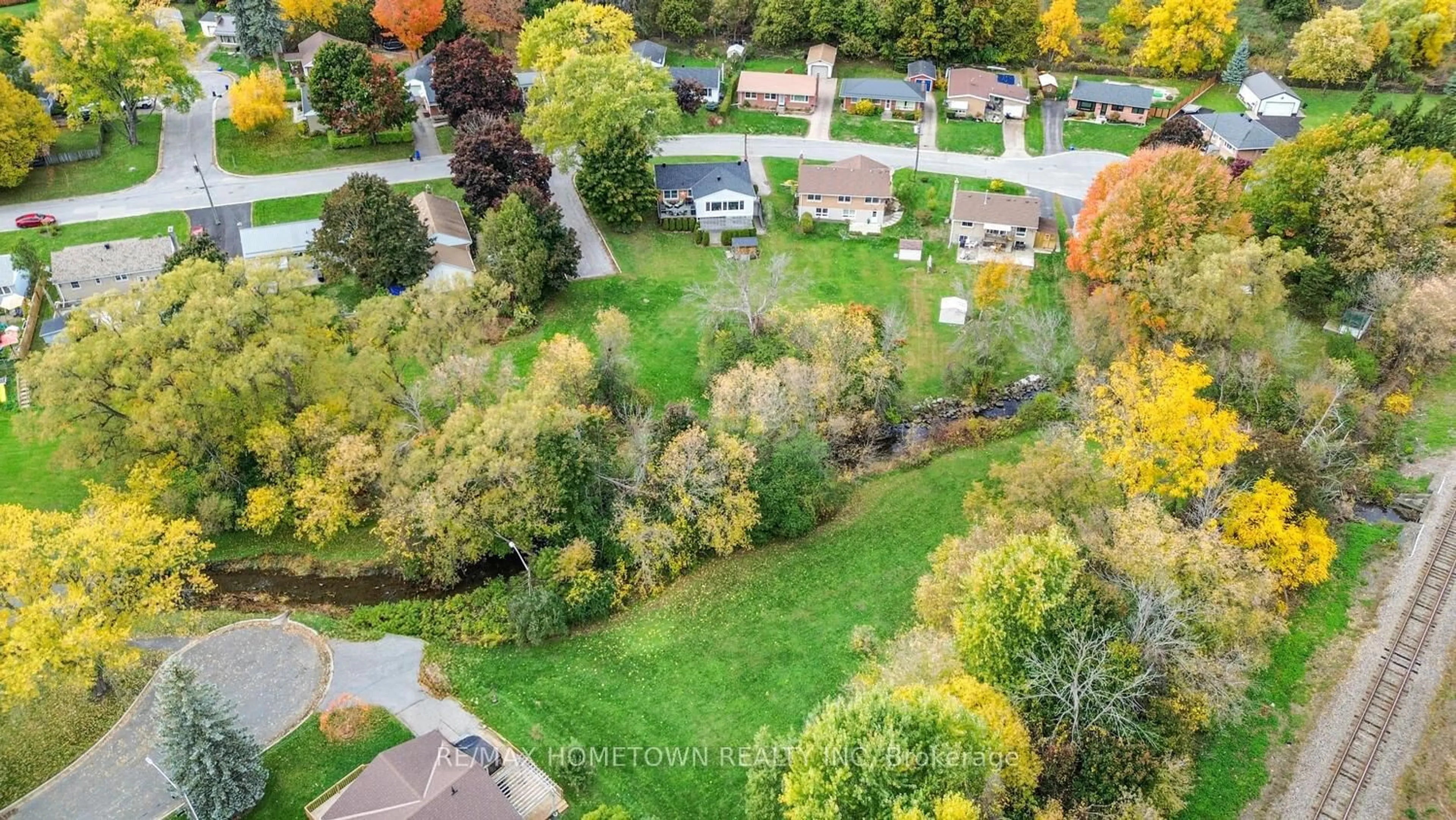 A pic from outside/outdoor area/front of a property/back of a property/a pic from drone, street for 64 Brookview Pl, Brockville Ontario K6V 4P6