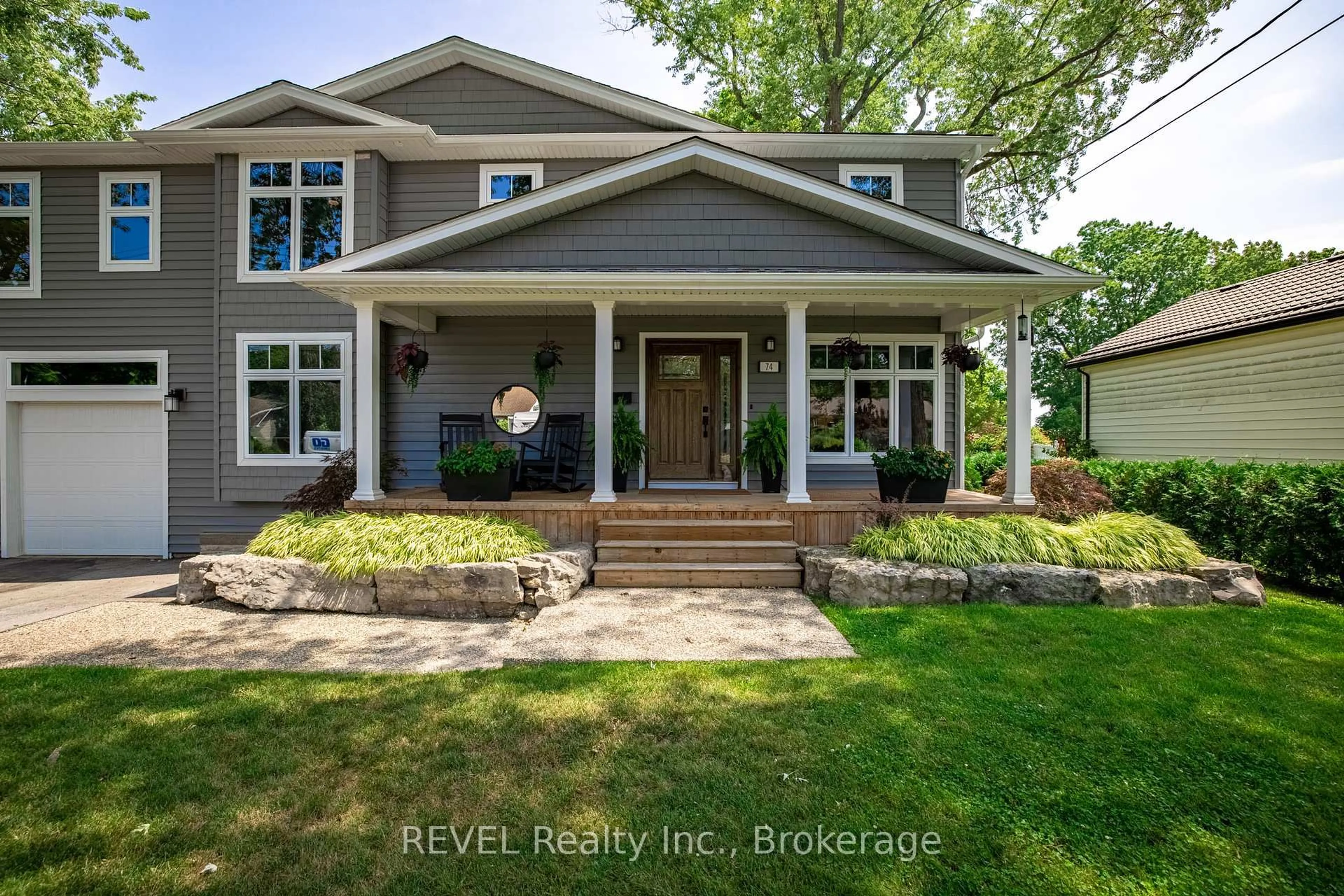 Home with brick exterior material, street for 74 Montgomery Rd, Welland Ontario L3C 2Y3