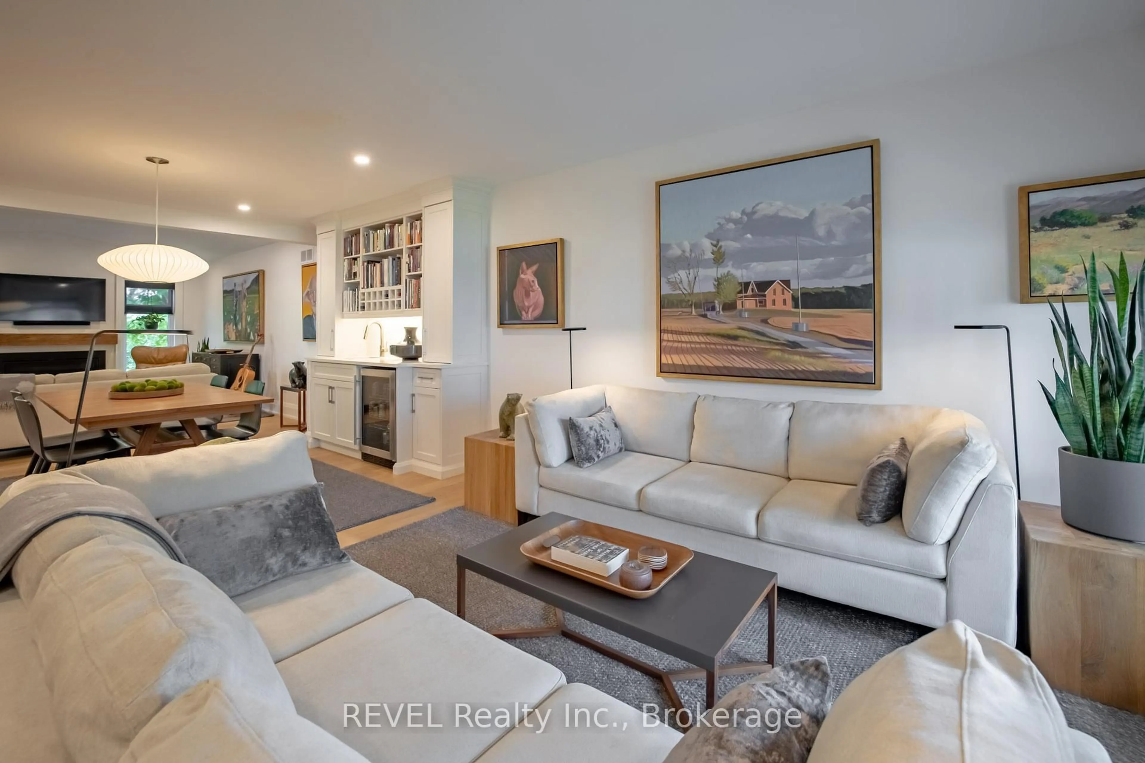 Living room with furniture, unknown for 74 Montgomery Rd, Welland Ontario L3C 2Y3