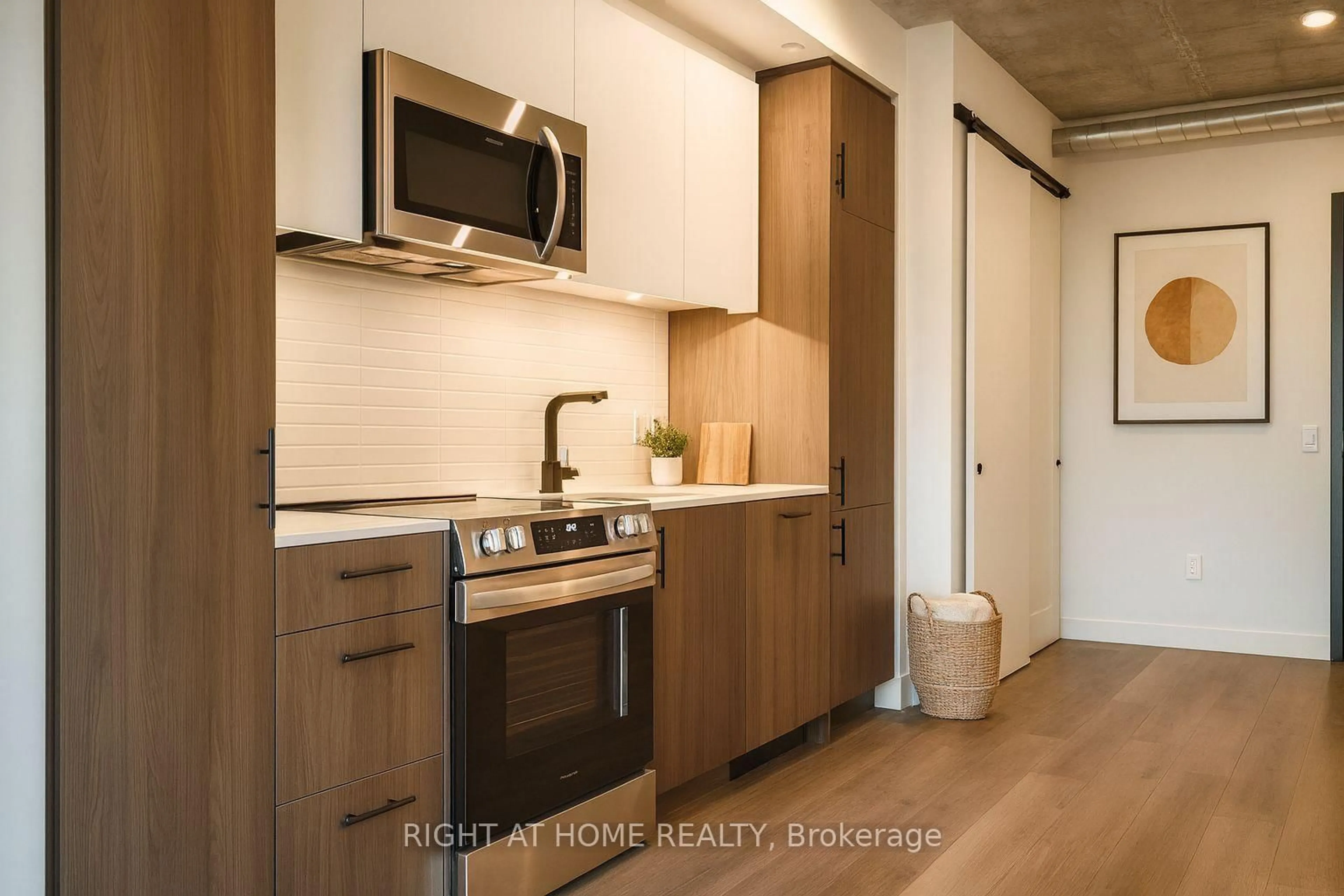 Standard kitchen, wood/laminate floor for 10 James St #603, Ottawa Ontario K2P 1Y5