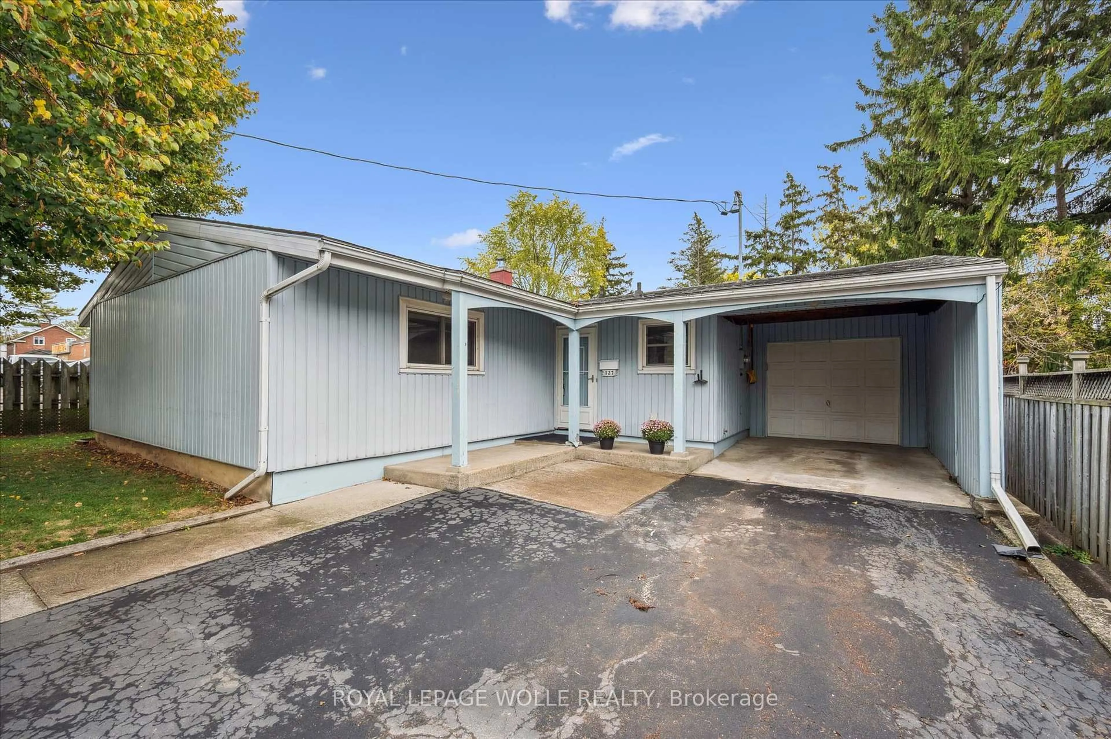 A pic from outside/outdoor area/front of a property/back of a property/a pic from drone, street for 127 Chestnut St, Cambridge Ontario N3H 2J6