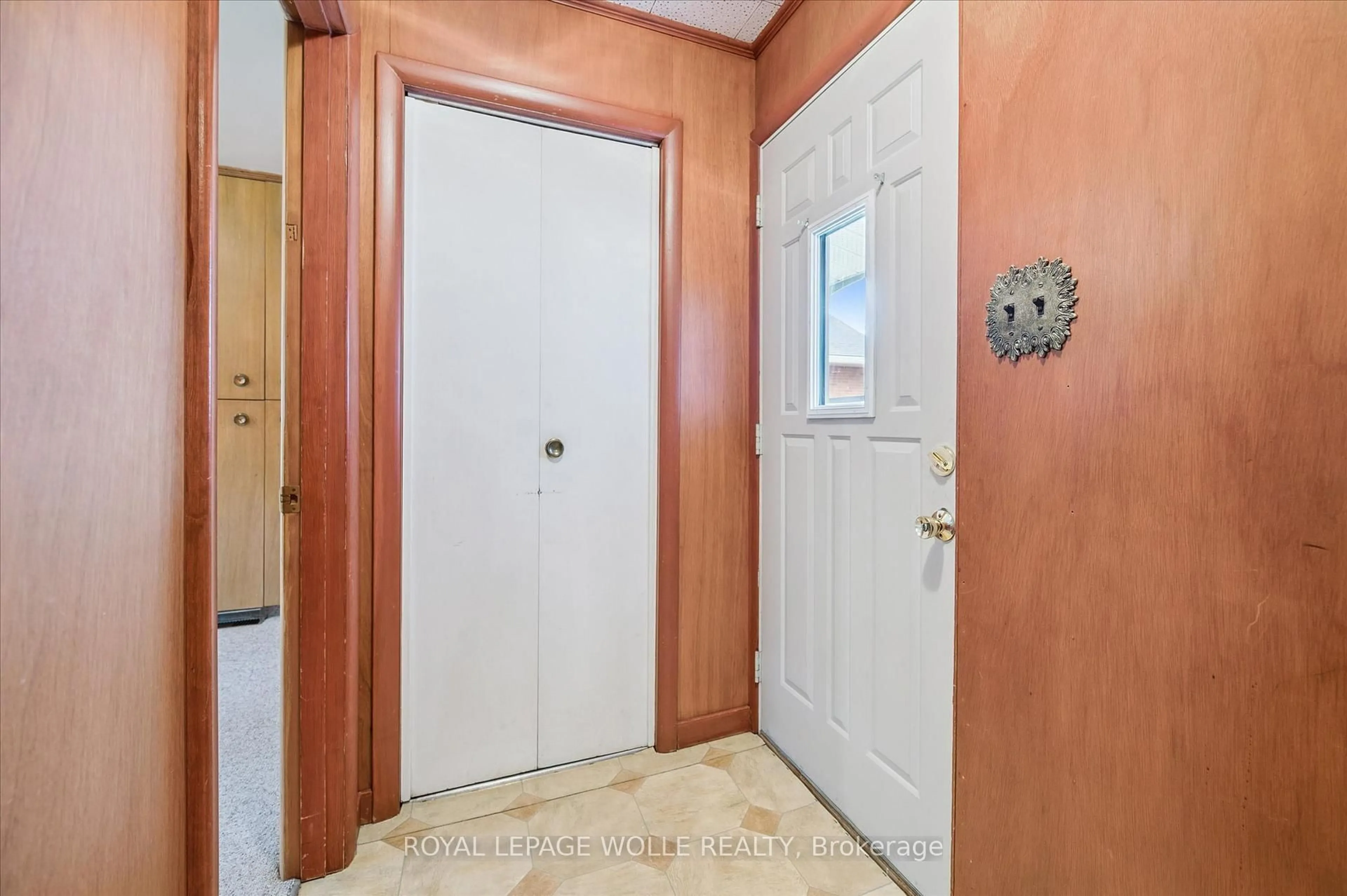 Indoor entryway for 127 Chestnut St, Cambridge Ontario N3H 2J6
