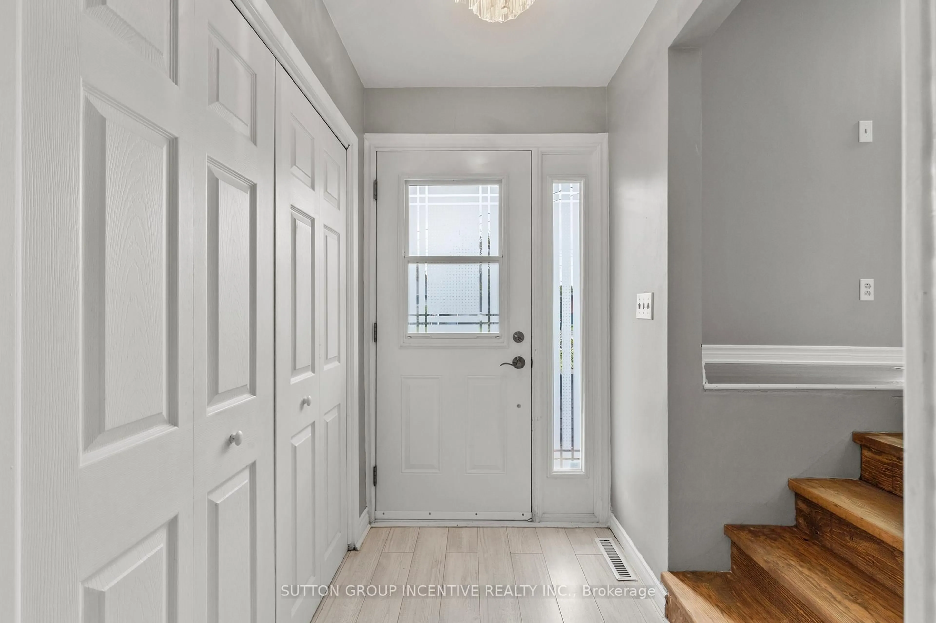 Indoor entryway for 2 Hendershot Ave, Welland Ontario L3B 1G9
