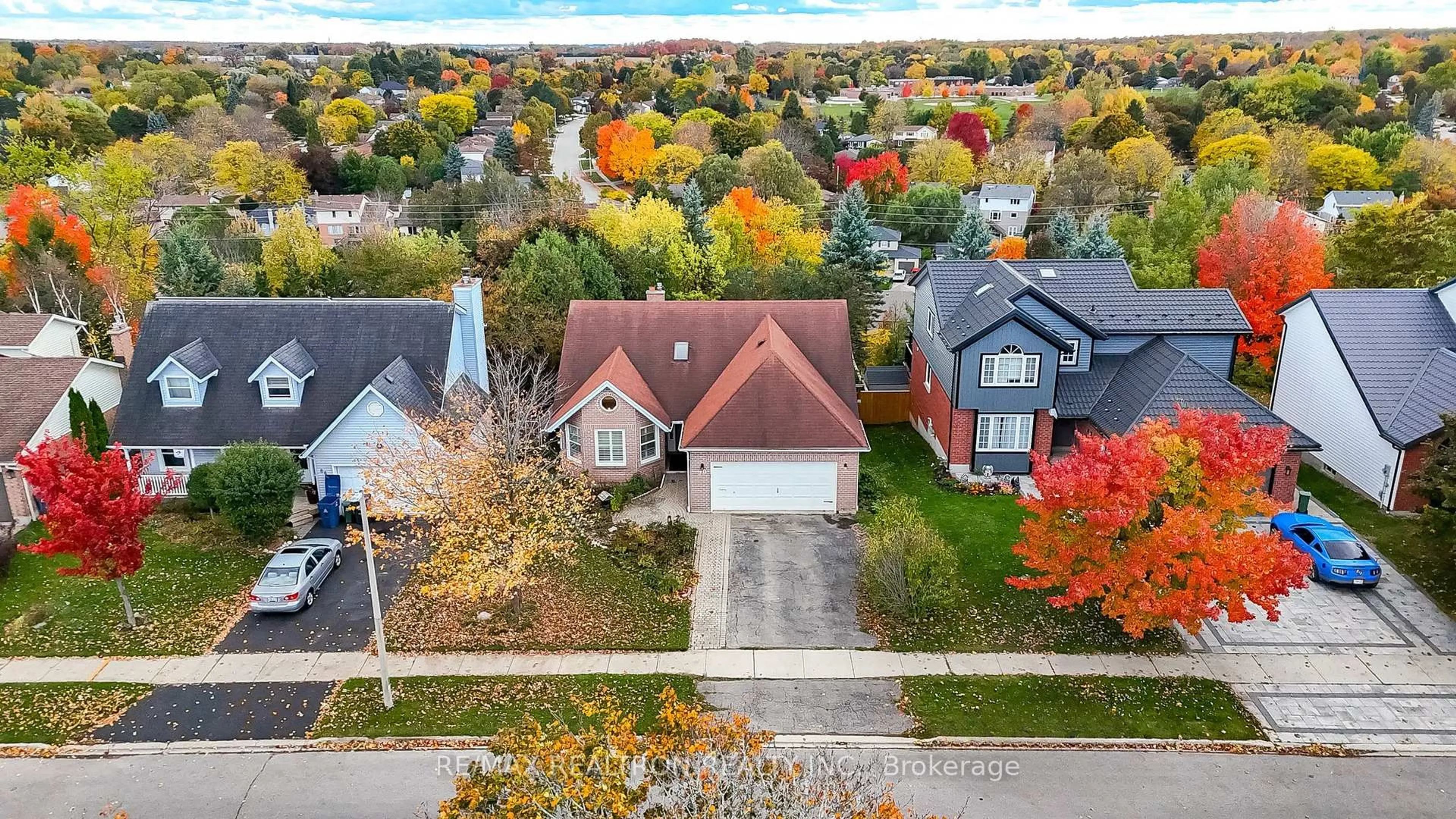 A pic from outside/outdoor area/front of a property/back of a property/a pic from drone, street for 70 Pinnacle Cres, Guelph Ontario N1K 1P6