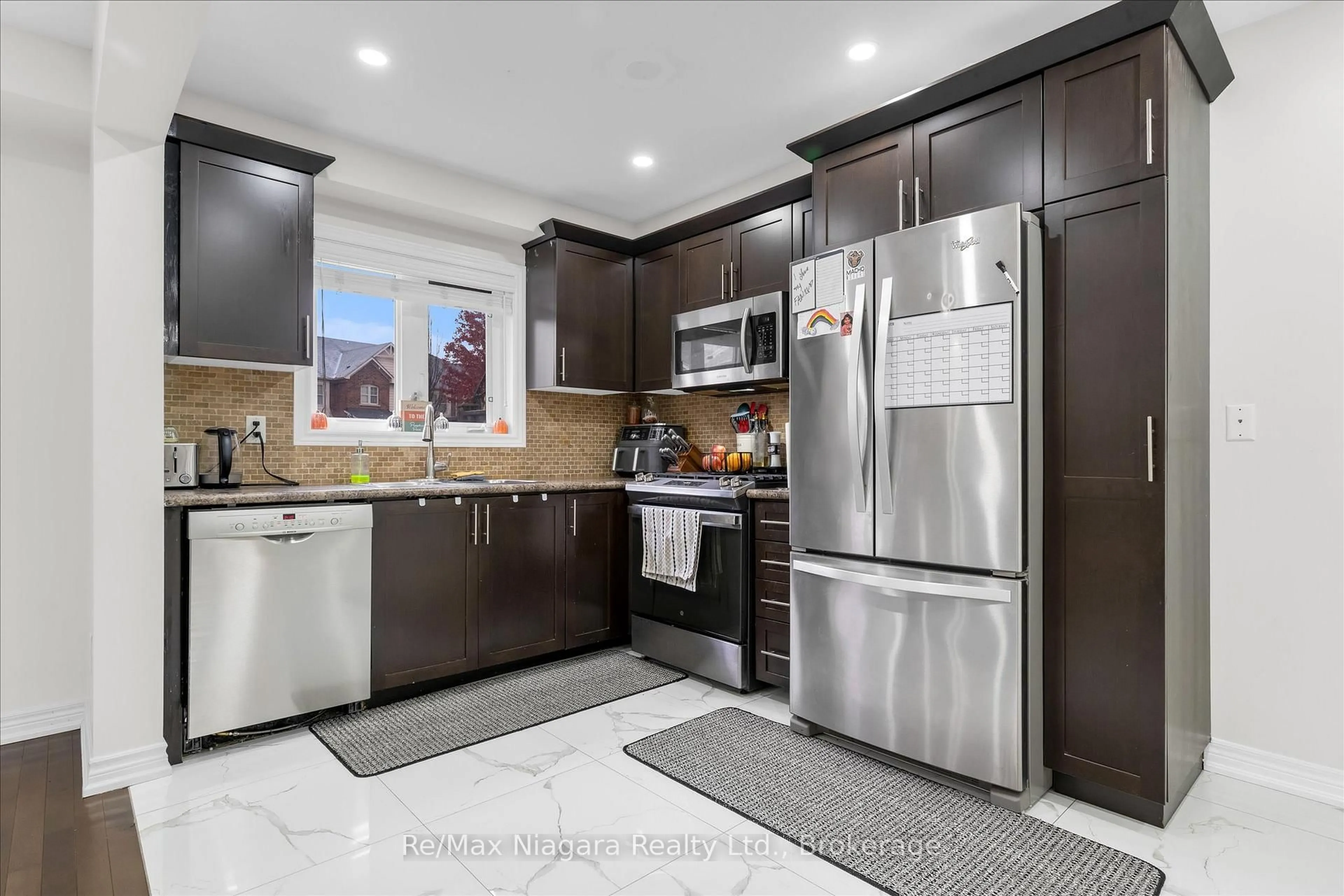 Contemporary kitchen, ceramic/tile floor for 10 Pumpkin Pass #6, Hamilton Ontario L0R 1C0