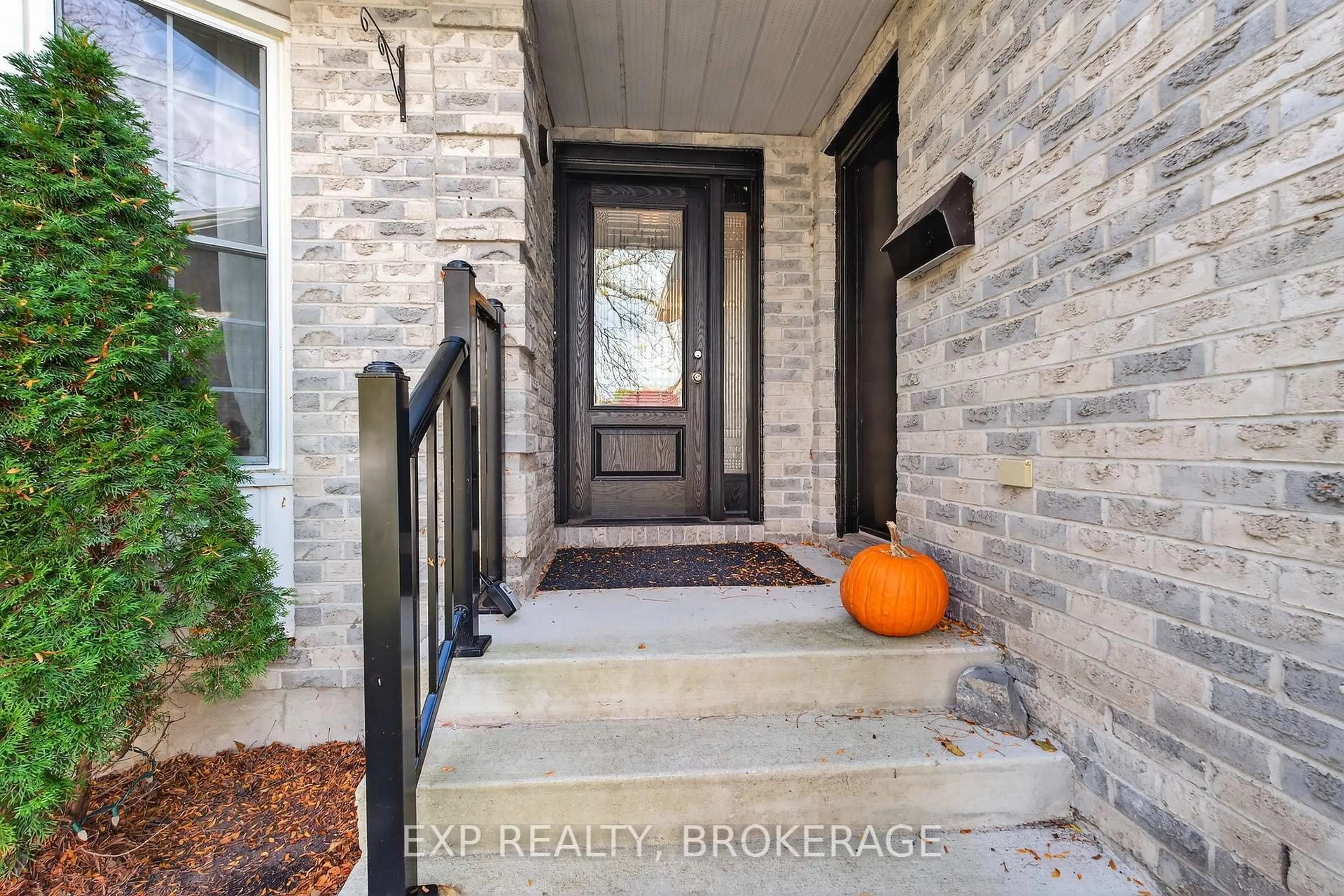 Indoor entryway for 50 CHARTWELL Cres, Kingston Ontario K7K 6P3