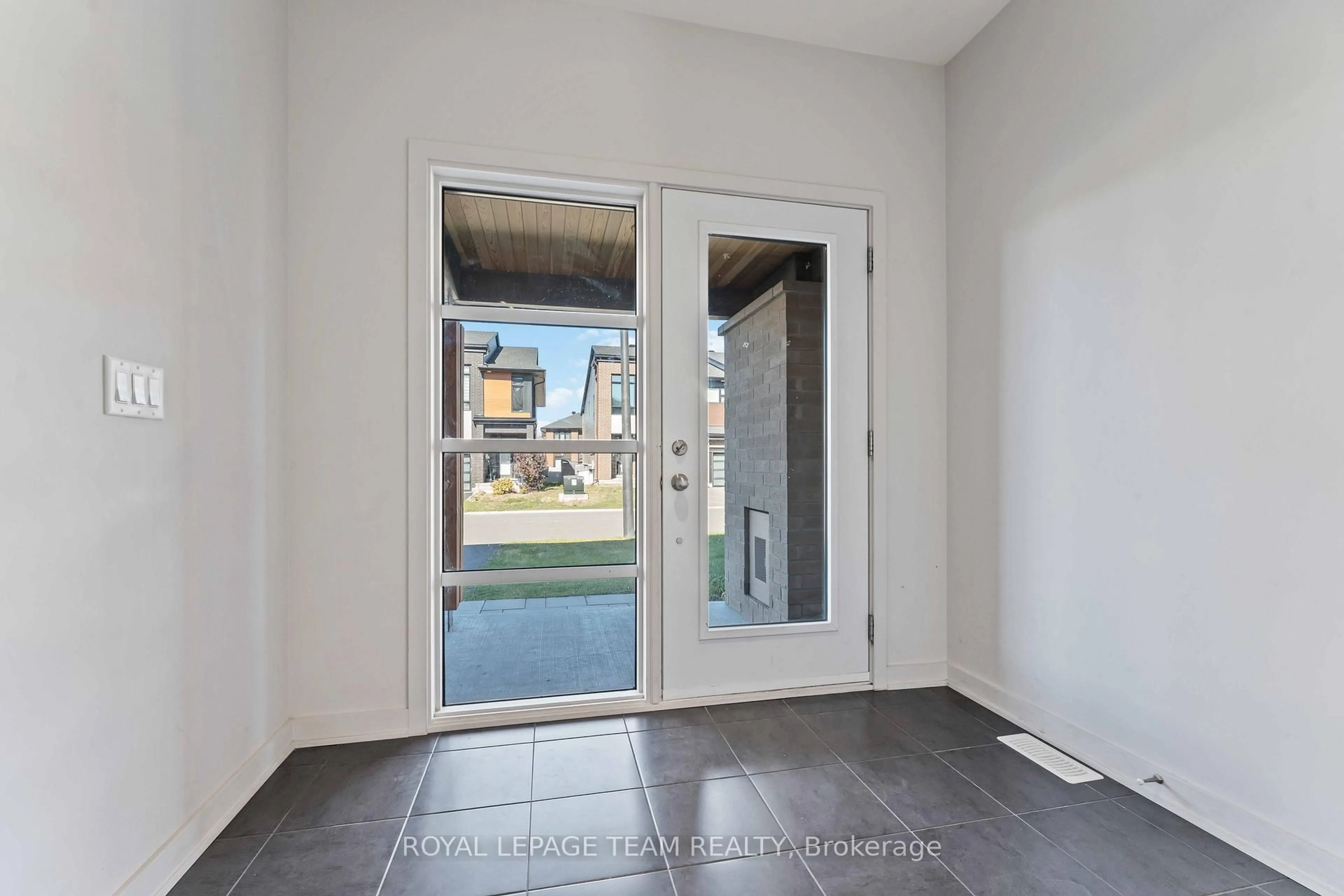 Indoor entryway for 1052 Lunar Glow Cres, Ottawa Ontario K4M 0J9