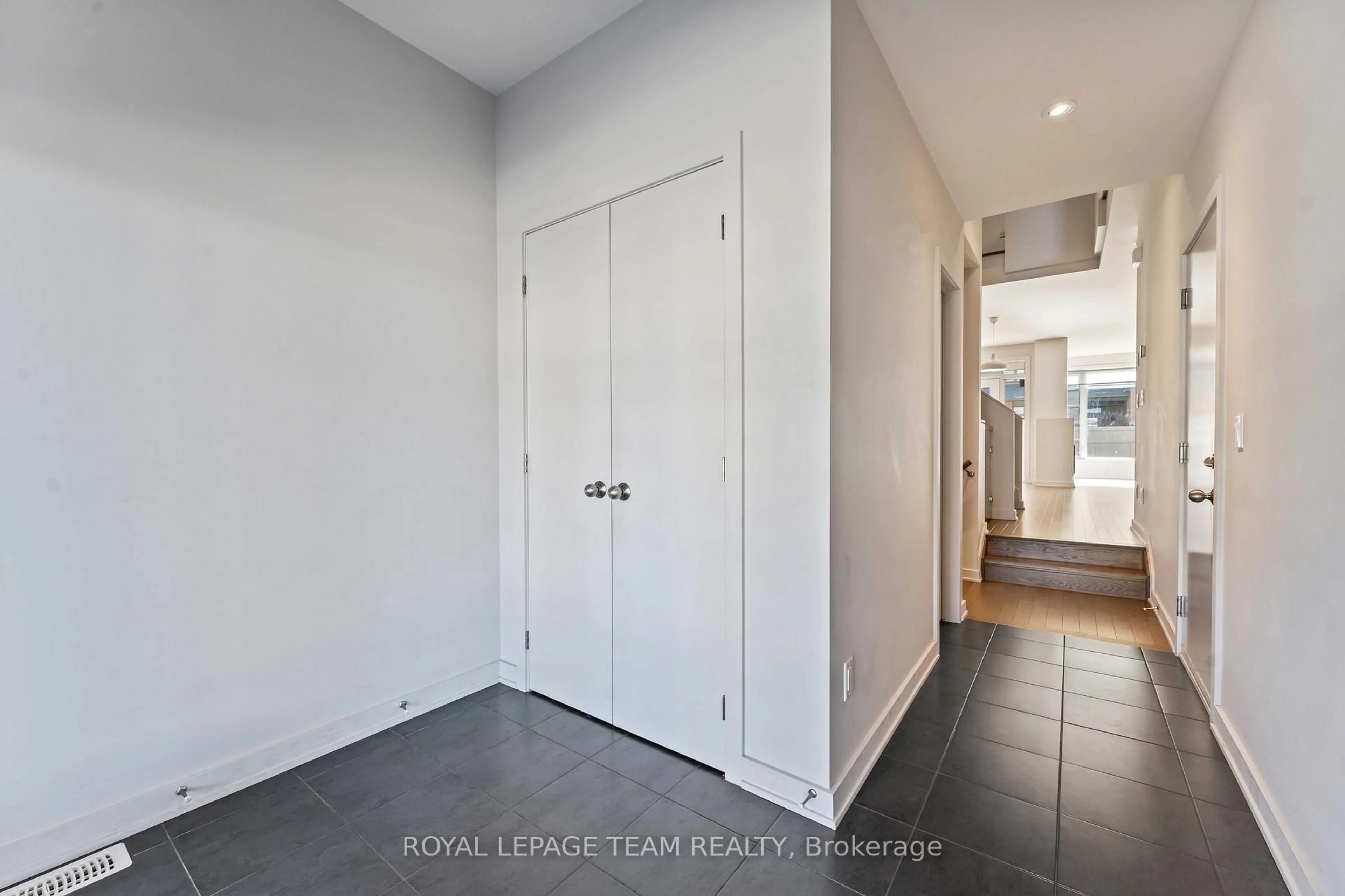 Indoor entryway for 1052 Lunar Glow Cres, Ottawa Ontario K4M 0J9