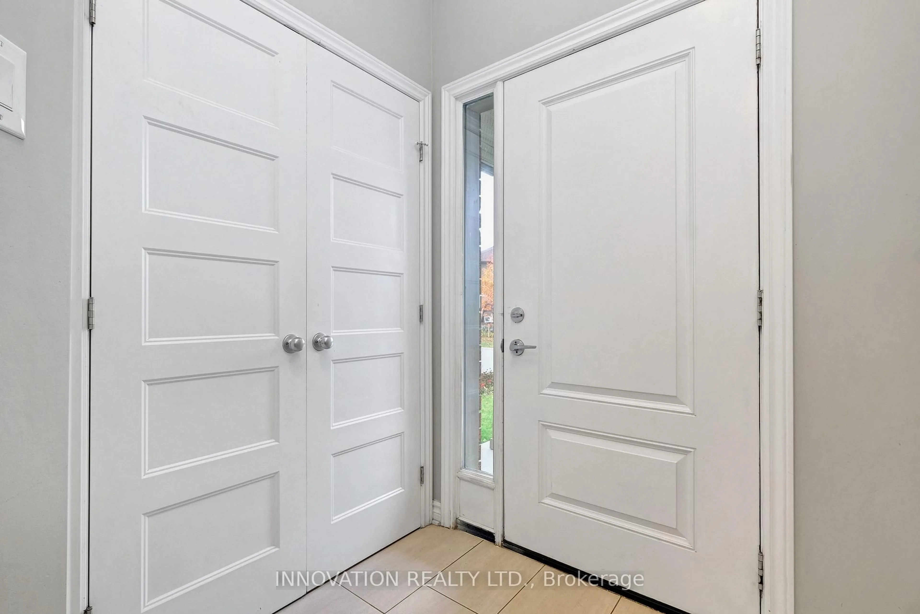 Indoor entryway for 322 Fergus Cres, Ottawa Ontario K2J 5S4