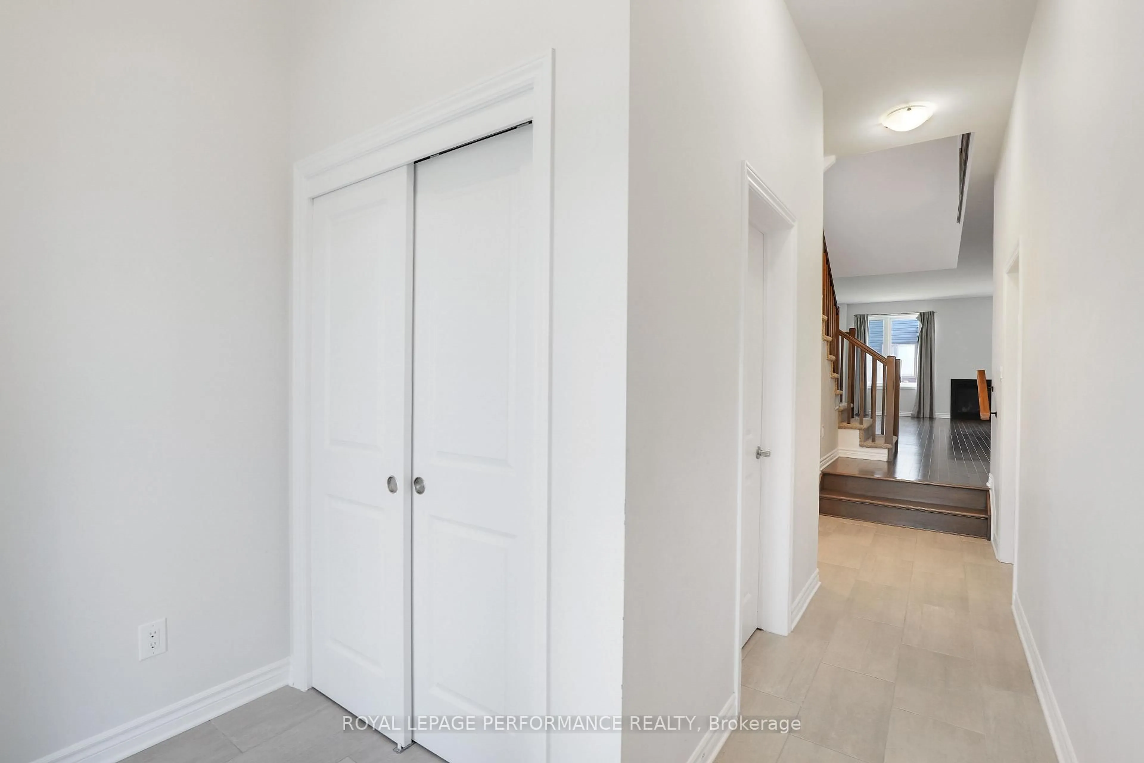Indoor foyer for 108 Patchell Pl, North Grenville Ontario K0G 1J0