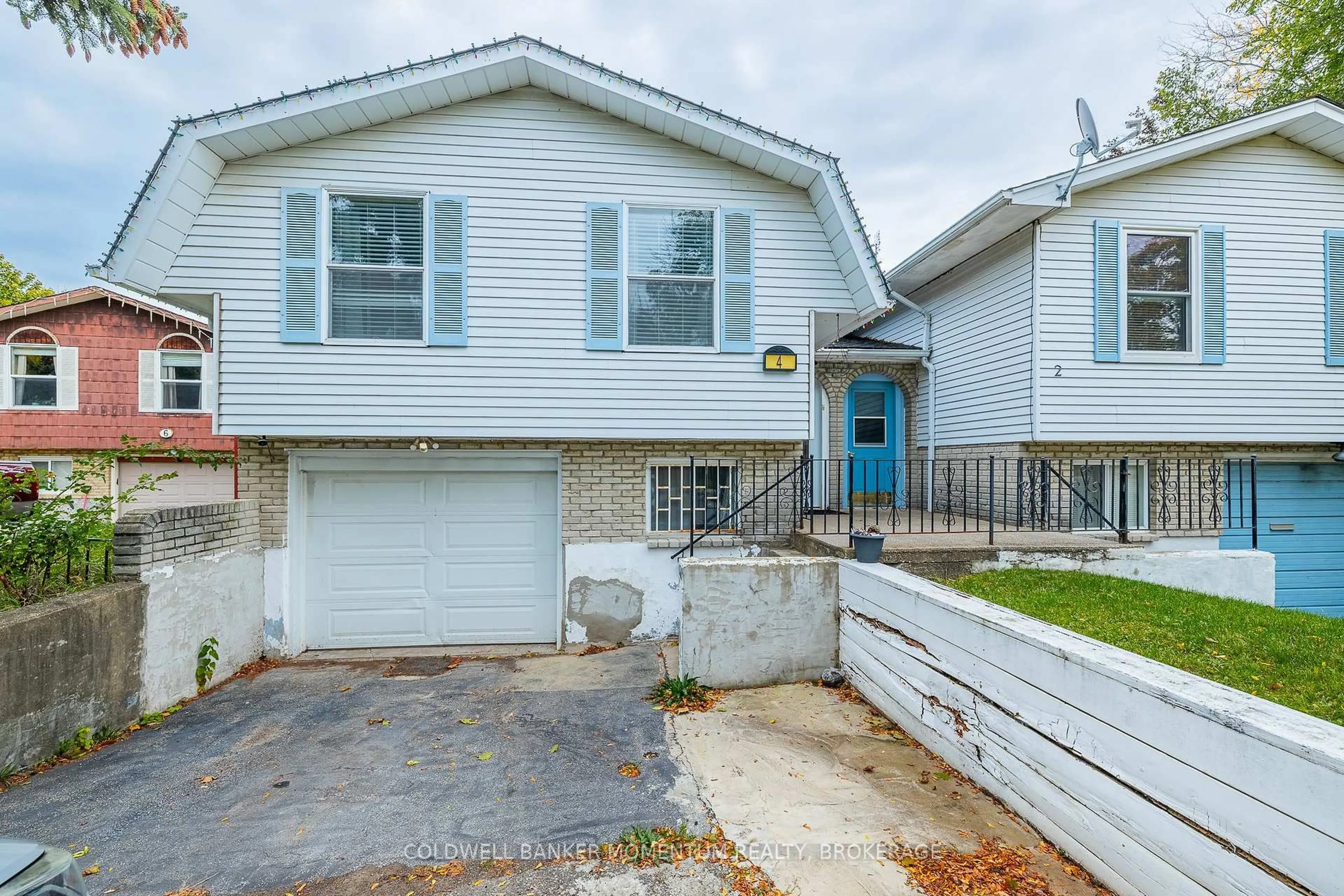 Home with vinyl exterior material, street for 4 Kerwin Gate, St. Catharines Ontario L2N 4J8