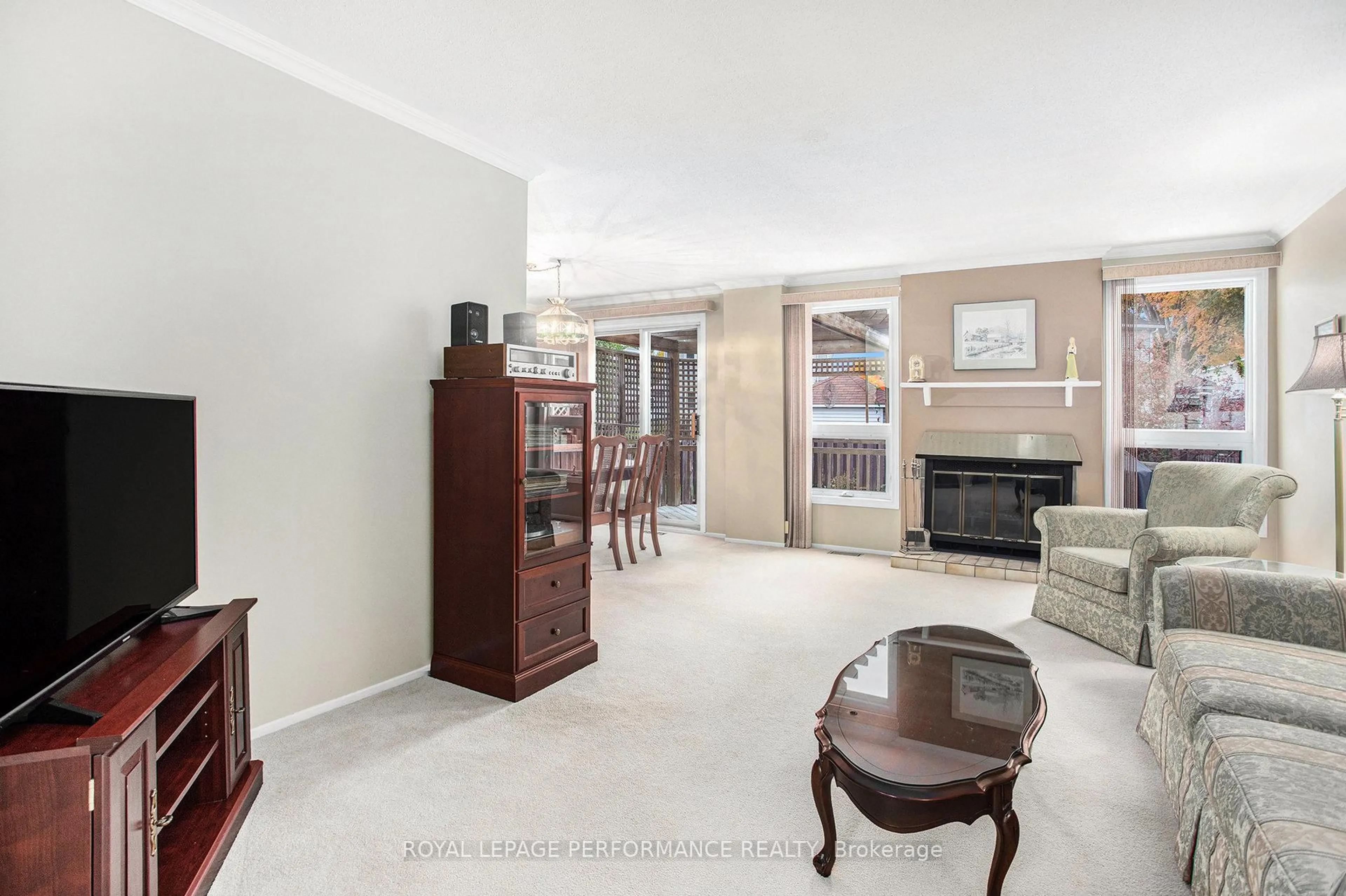 Living room with furniture, unknown for 6097 Forestglen Cres, Orleans Ontario K1C 5N9