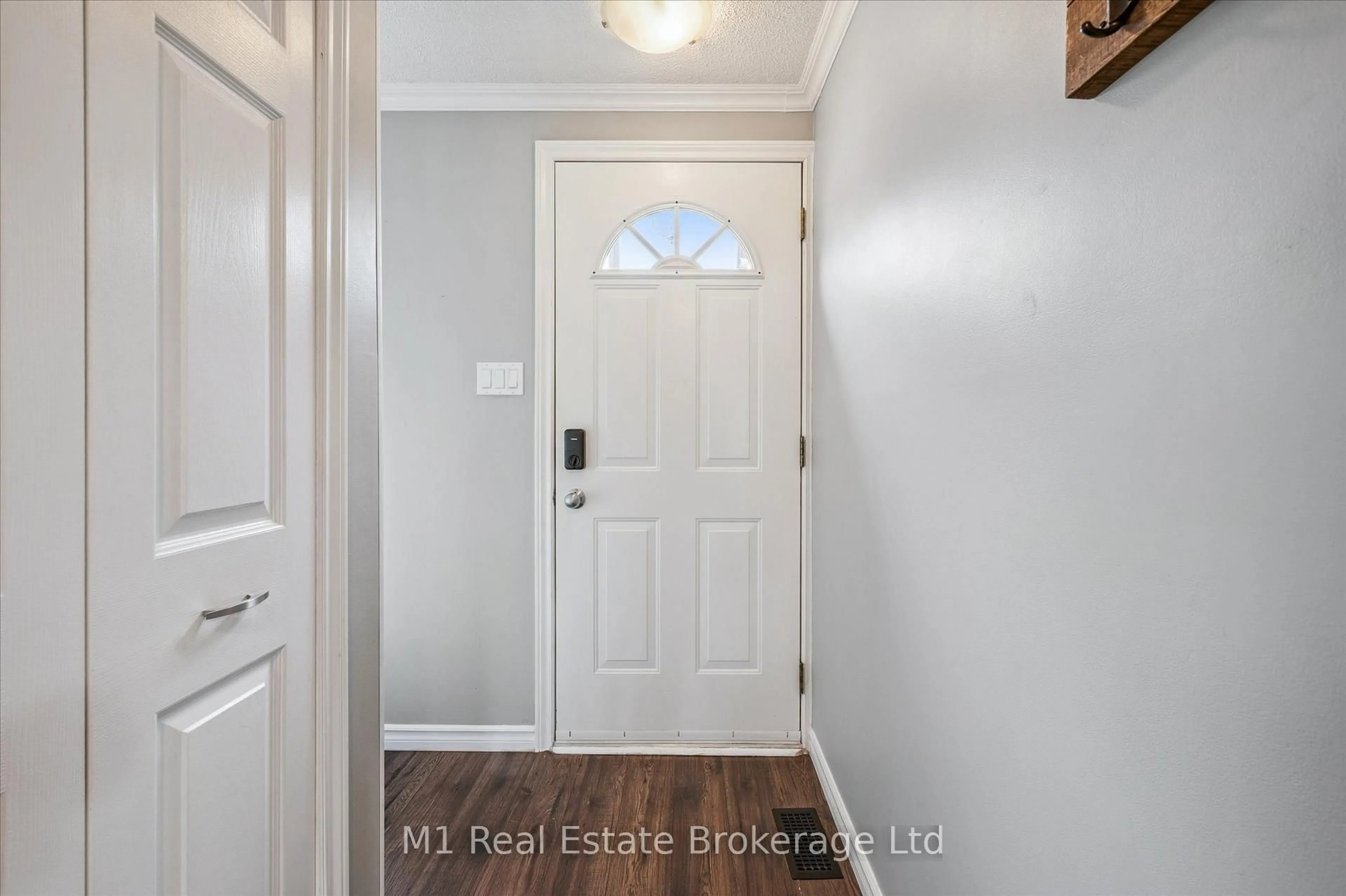Indoor entryway for 120 Country Club Dr #41, Guelph Ontario N1E 3K7