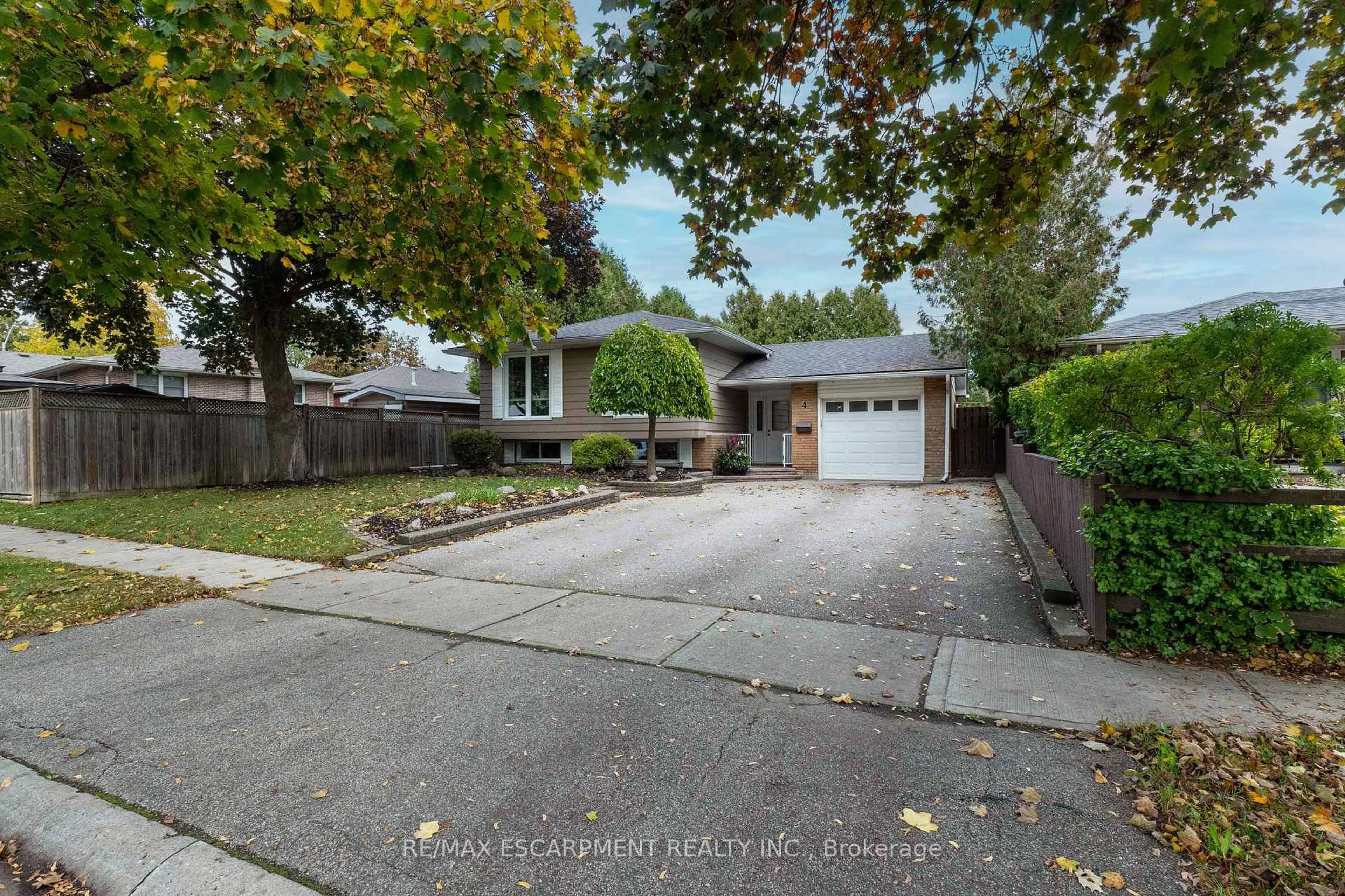 A pic from outside/outdoor area/front of a property/back of a property/a pic from drone, street for 4 Adelaide Ave, Brantford Ontario N3S 7H3