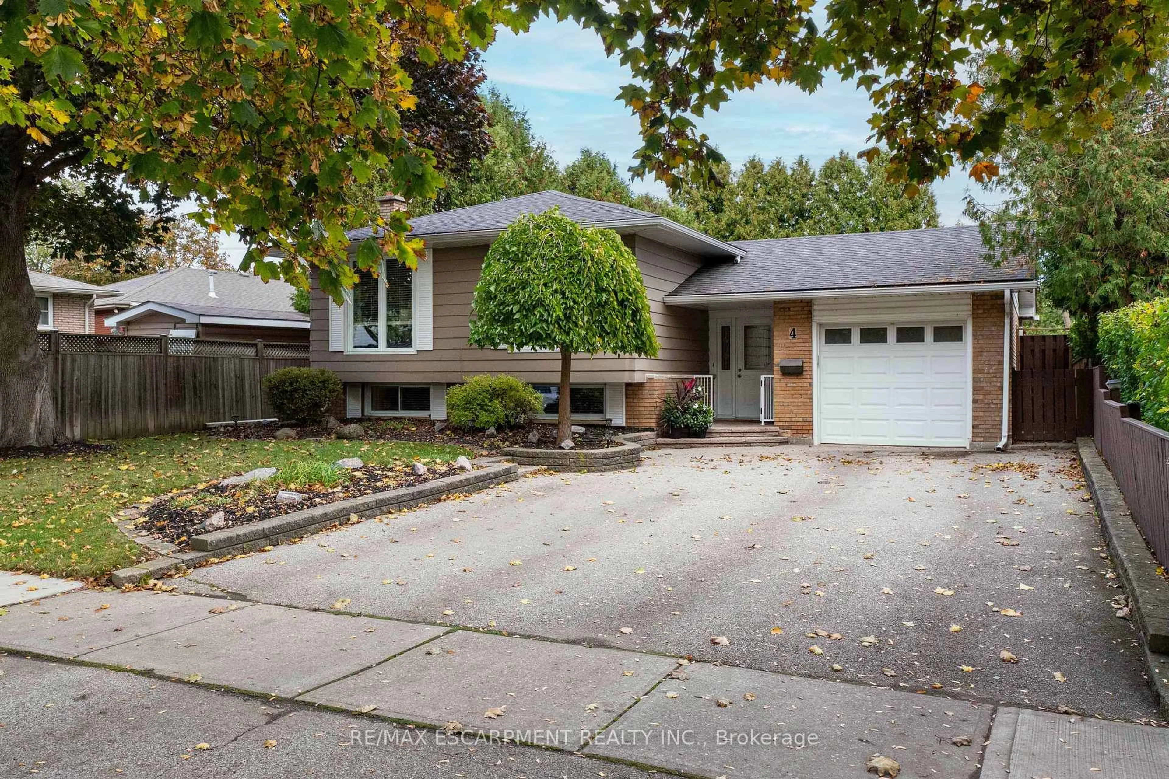 Home with vinyl exterior material, street for 4 Adelaide Ave, Brantford Ontario N3S 7H3