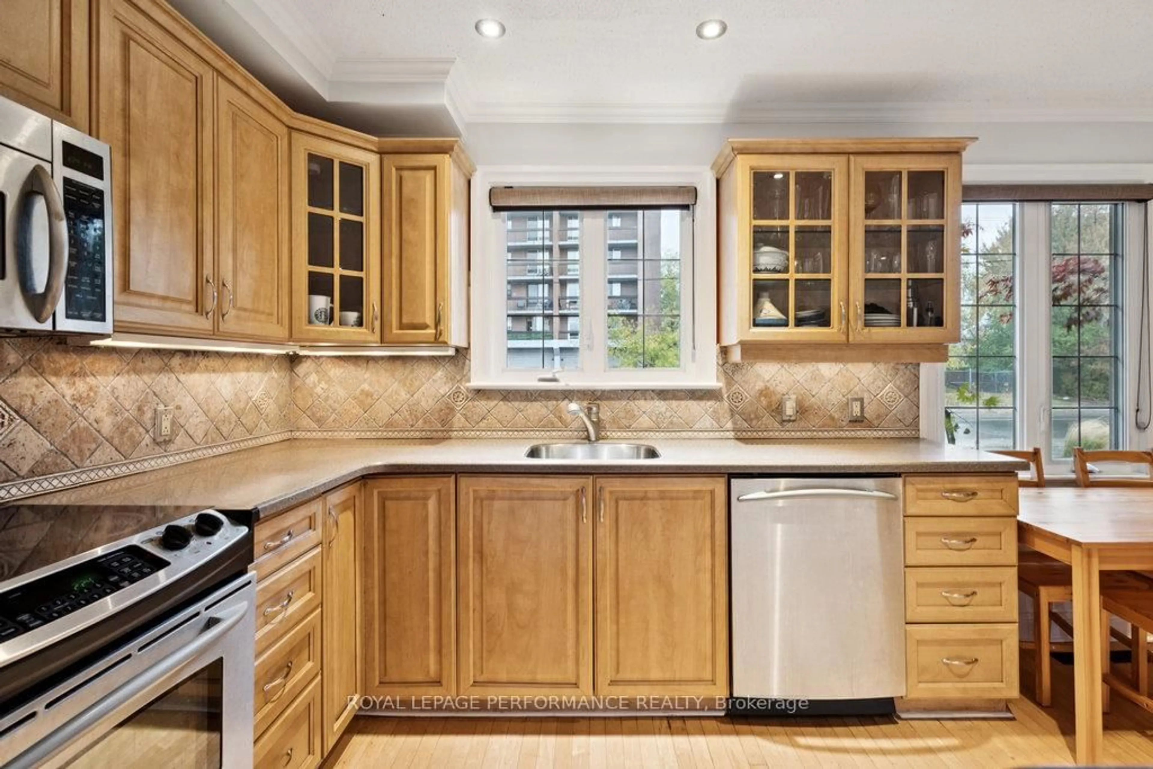Standard kitchen, ceramic/tile floor for 1834 Russell Rd, Ottawa Ontario K1G 1L5