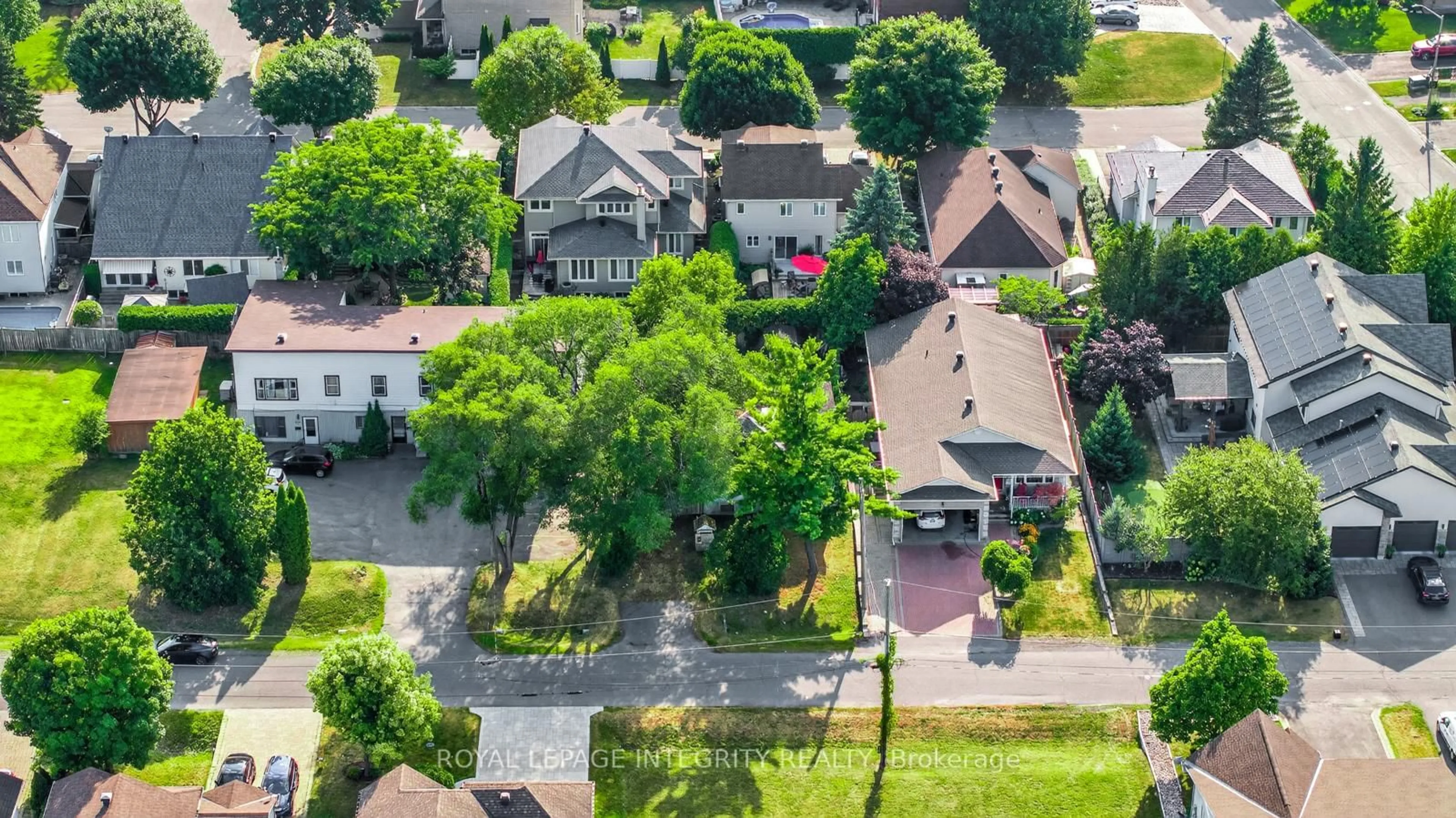 A pic from outside/outdoor area/front of a property/back of a property/a pic from drone, street for 924 Beauchamp Ave, Orleans Ontario K1C 3A8