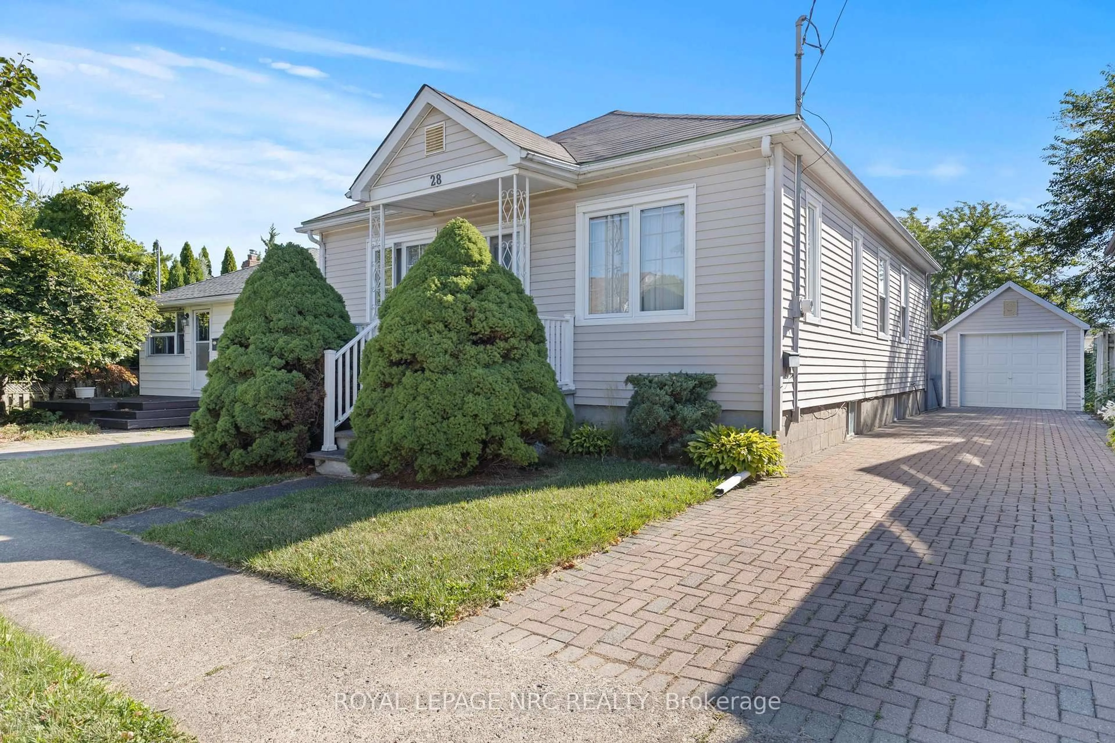 Home with vinyl exterior material, street for 28 Augusta Ave, St. Catharines Ontario L2M 5R2