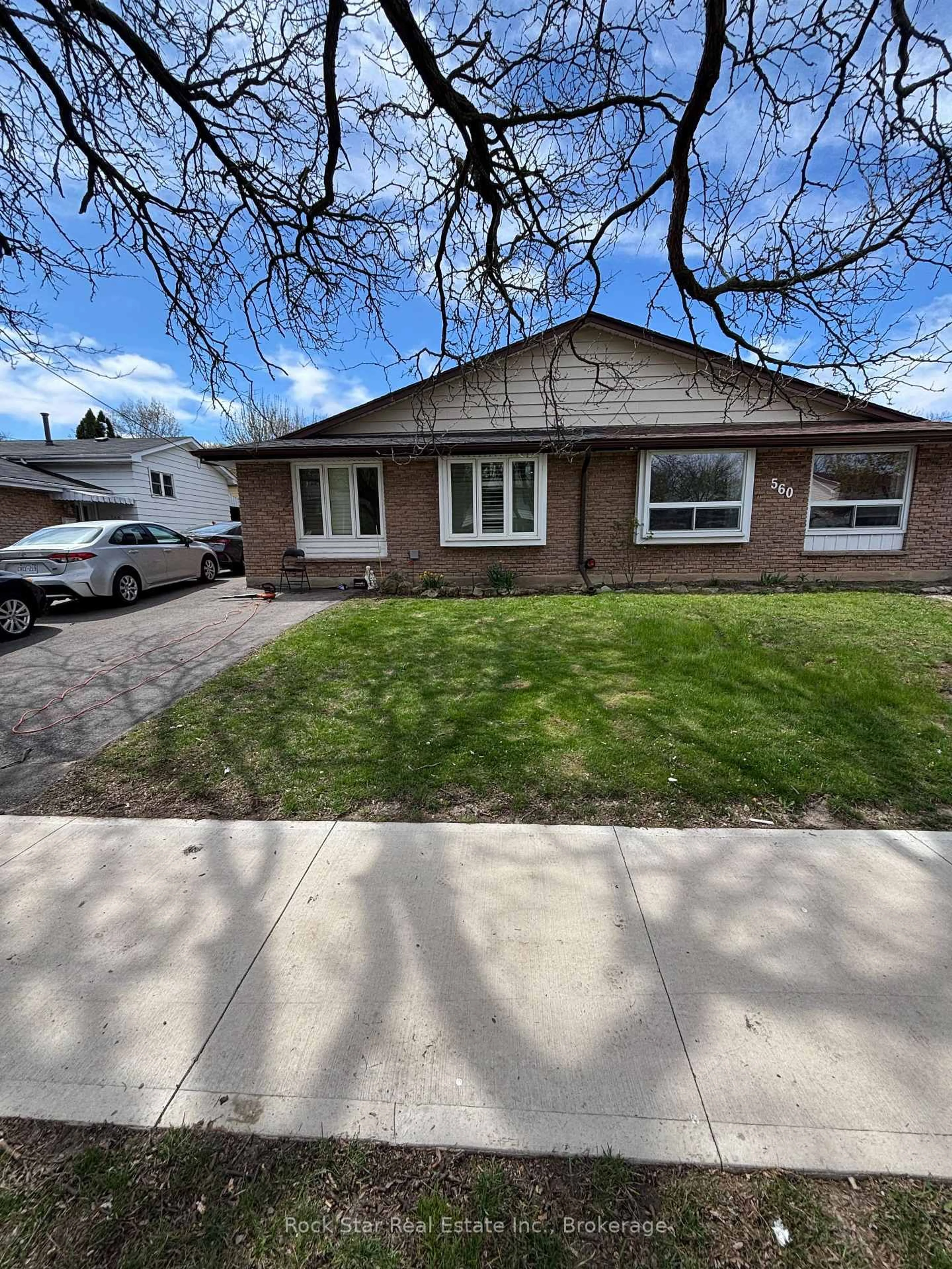 Home with vinyl exterior material, street for 562 Greenhill Ave, Hamilton Ontario L8K 5E8