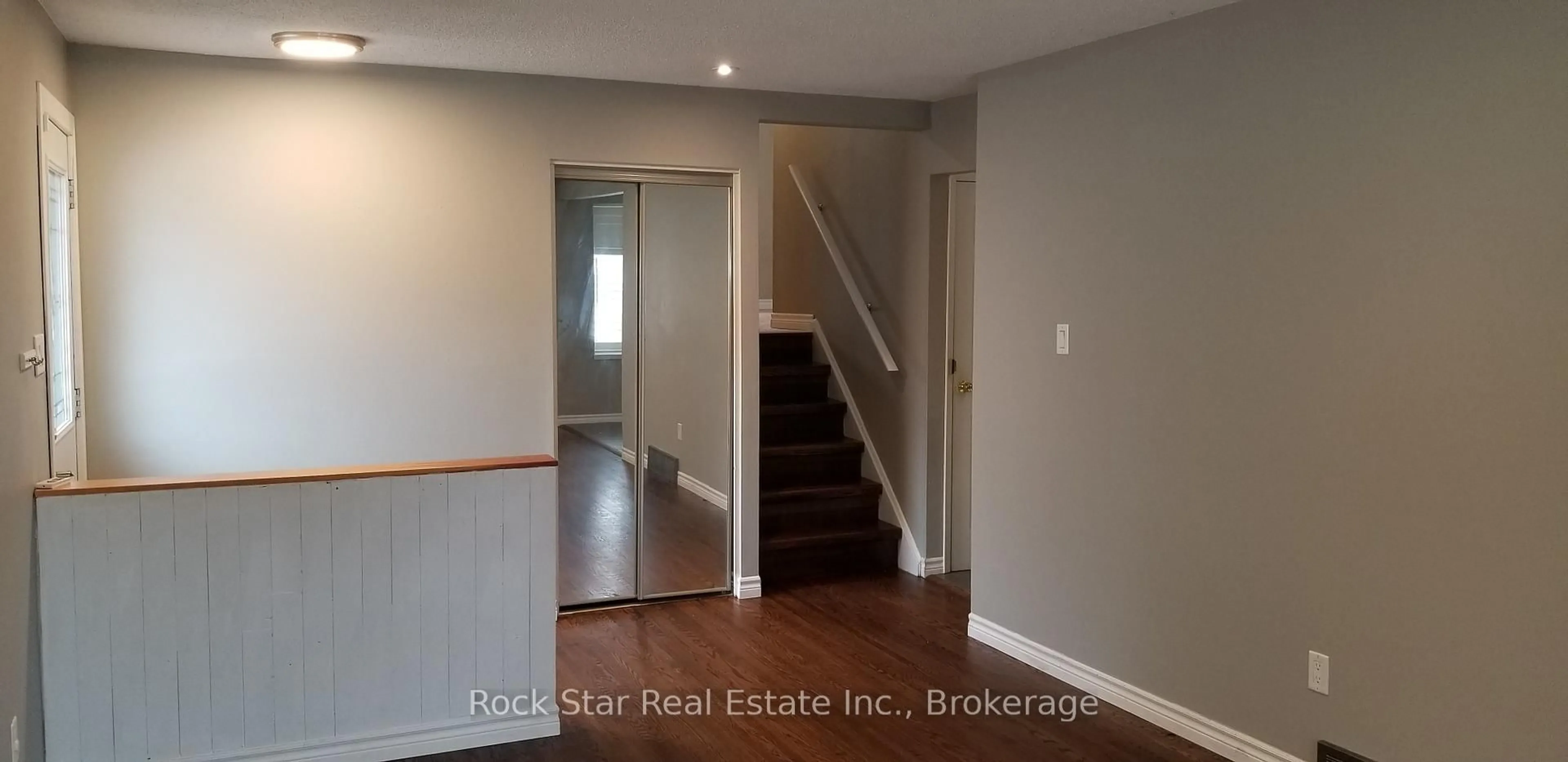 Indoor entryway for 562 Greenhill Ave, Hamilton Ontario L8K 5E8
