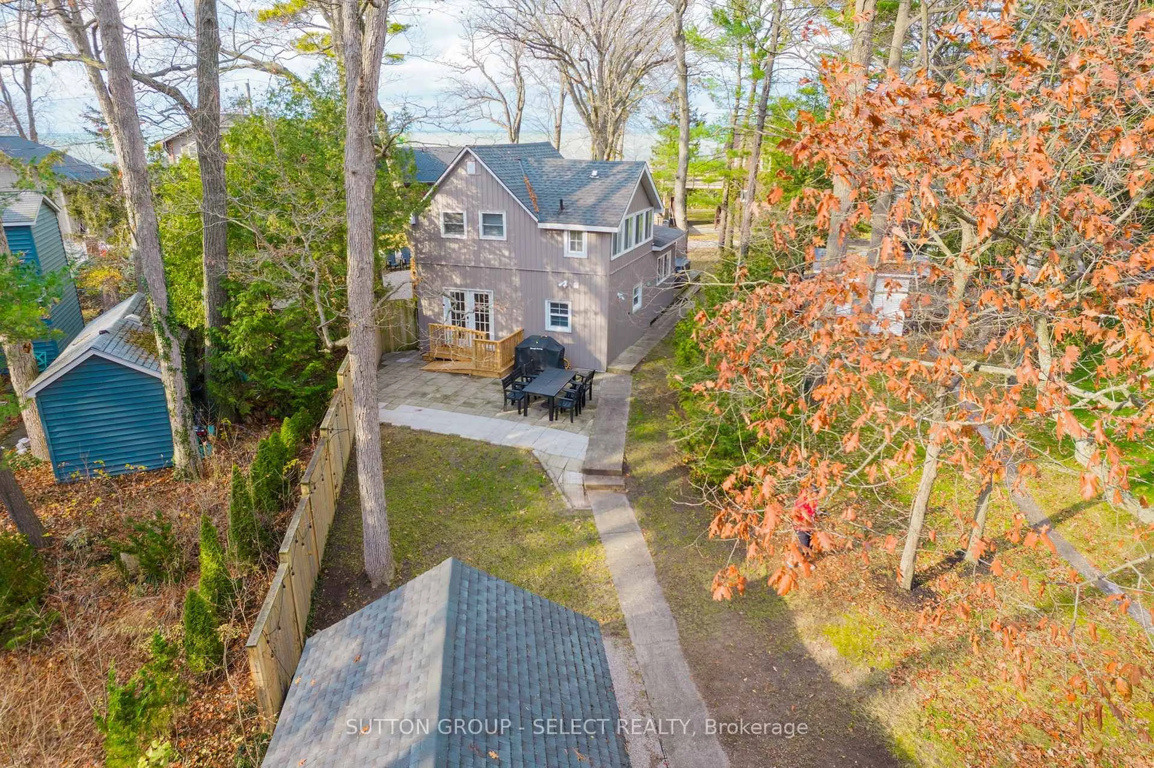 A pic from outside/outdoor area/front of a property/back of a property/a pic from drone, street for 42 SHORELINE Dr, Lambton Shores Ontario N0M 1T0