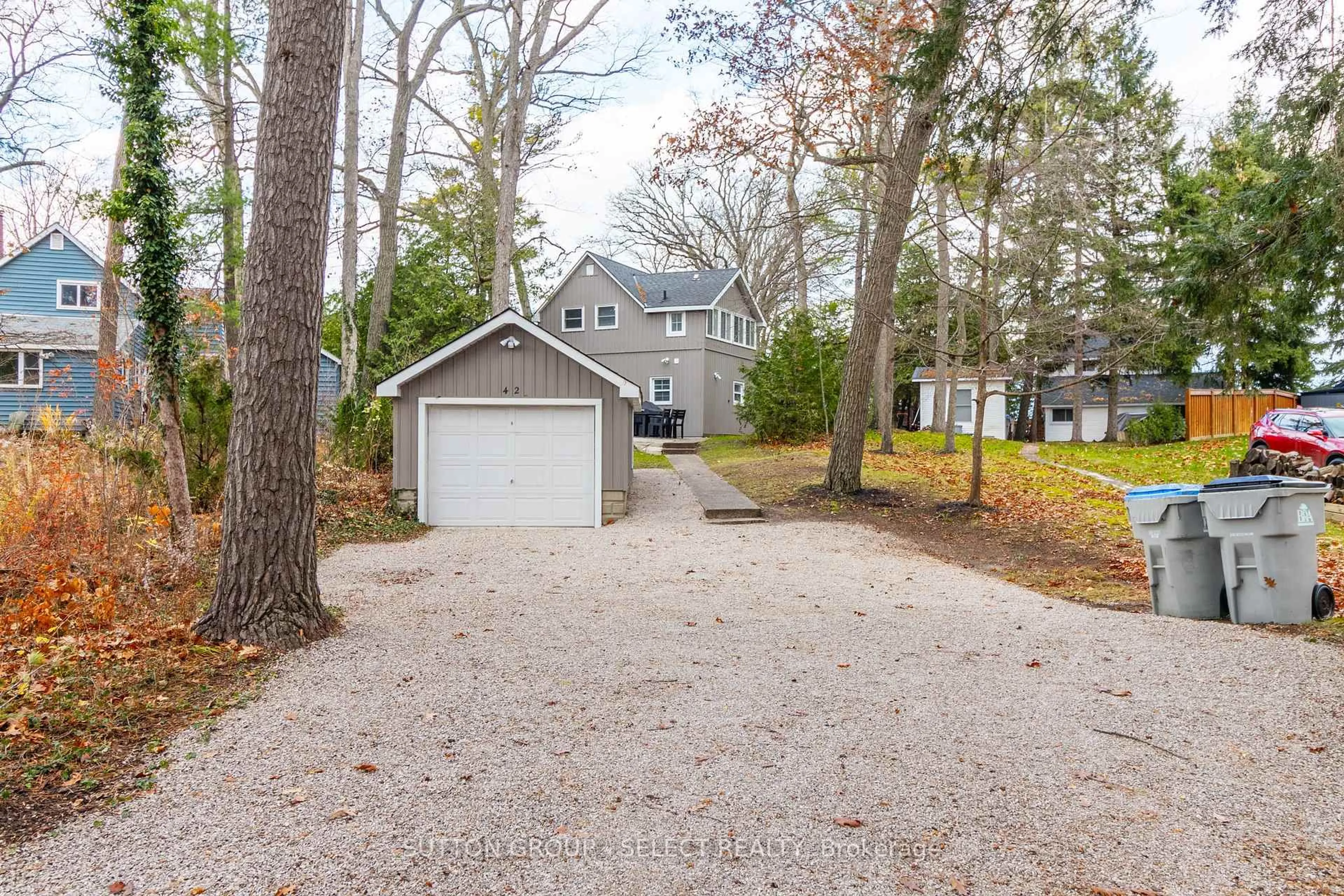 A pic from outside/outdoor area/front of a property/back of a property/a pic from drone, street for 42 SHORELINE Dr, Lambton Shores Ontario N0M 1T0
