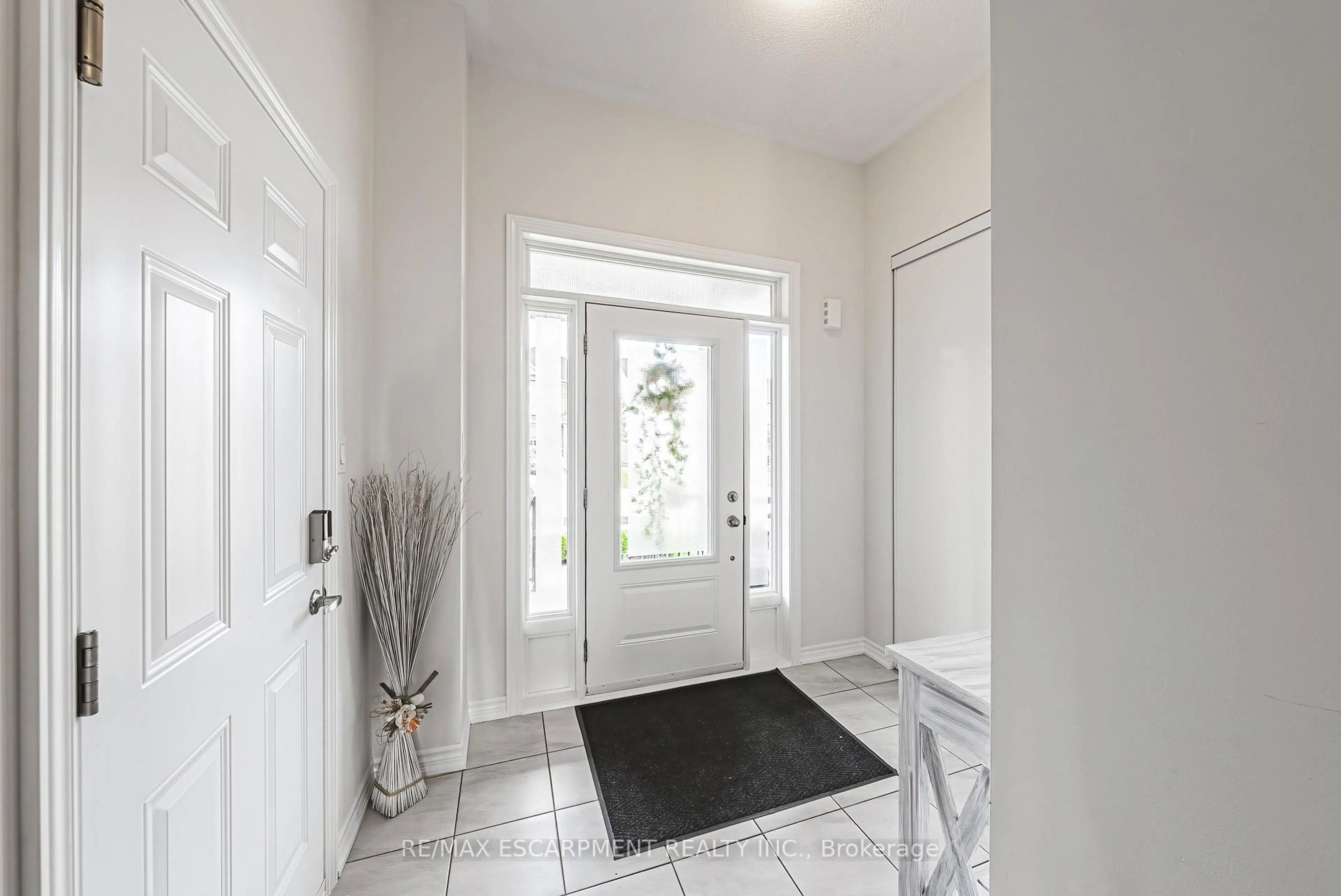 Indoor entryway for 43 Ready Rd, Centre Wellington Ontario N1M 0G3