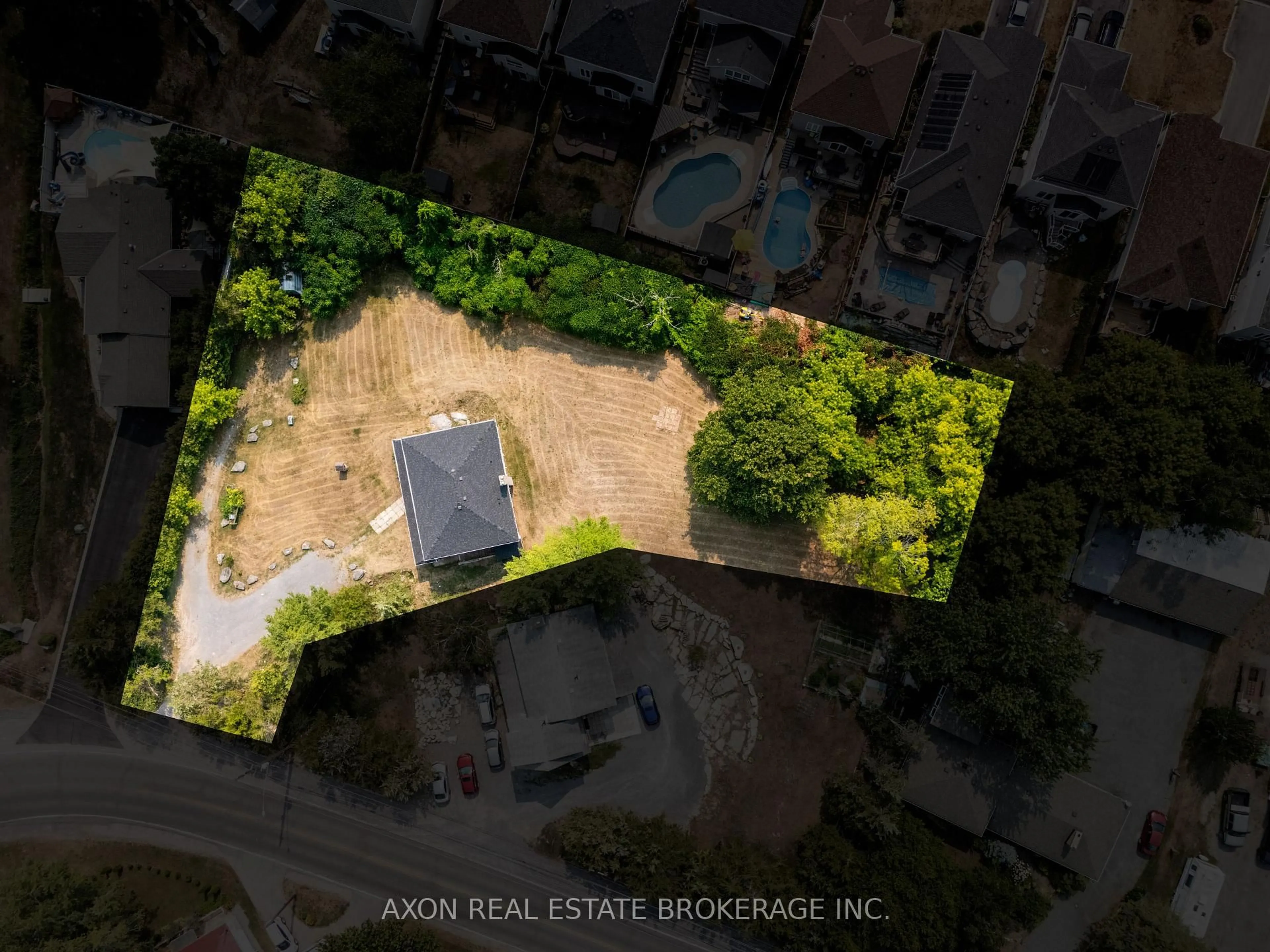 A pic from outside/outdoor area/front of a property/back of a property/a pic from drone, unknown for 300-302 Coronation Blvd, Amherstview Ontario K7M 5P9