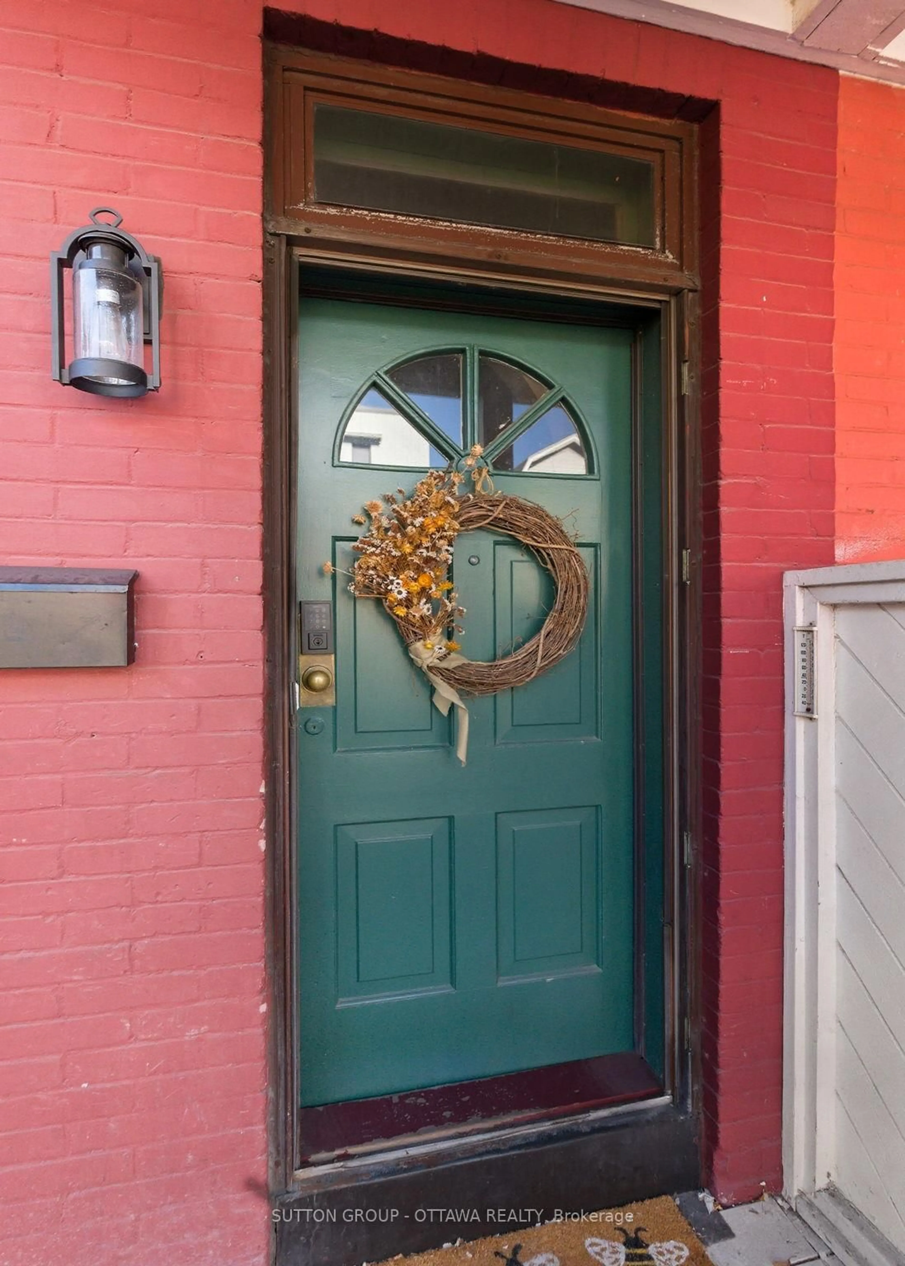Indoor entryway for 154 Arlington Ave, Ottawa Ontario K1R 5S7