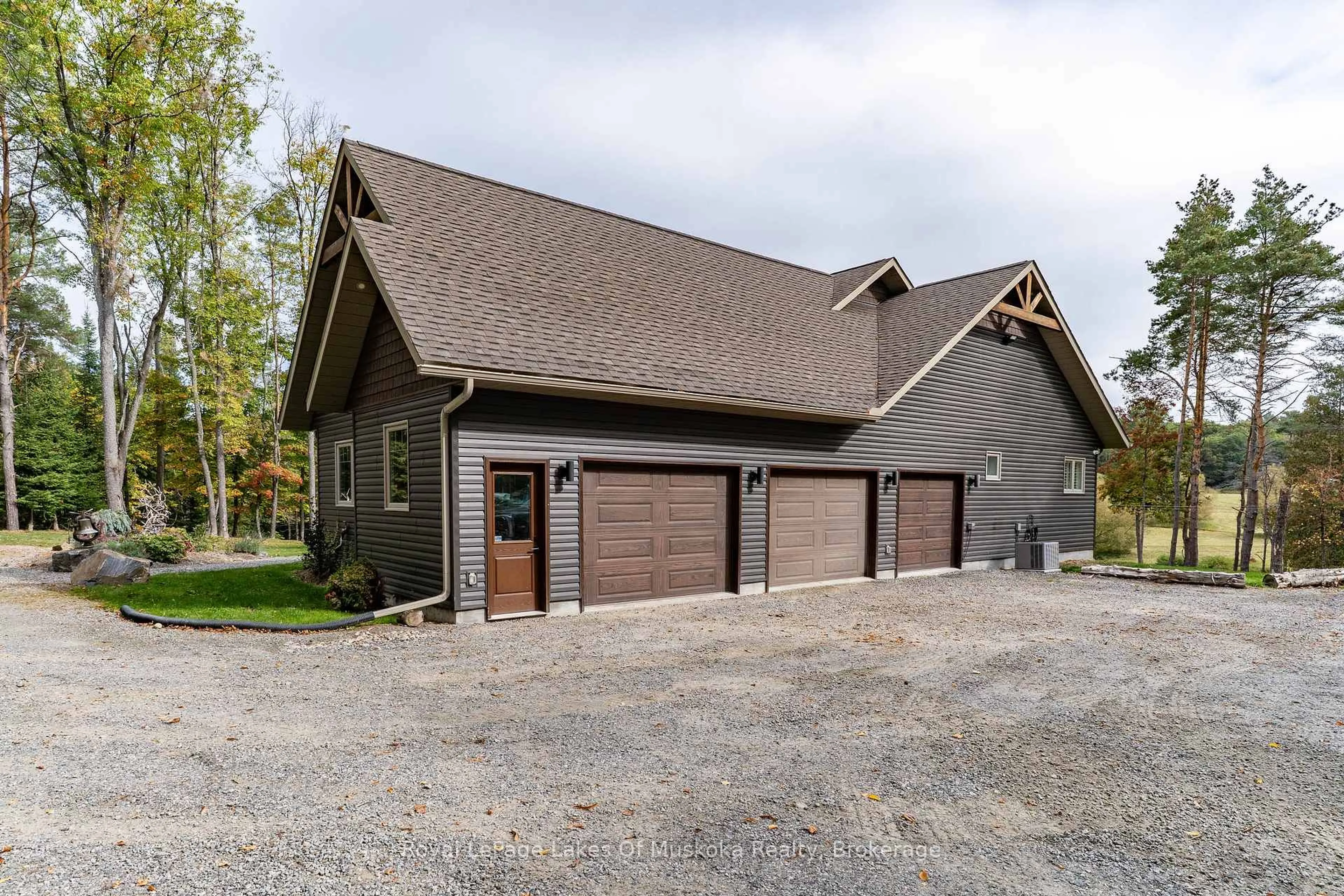 Indoor garage for 461 Rowanwood Rd, Huntsville Ontario P0B 1M0