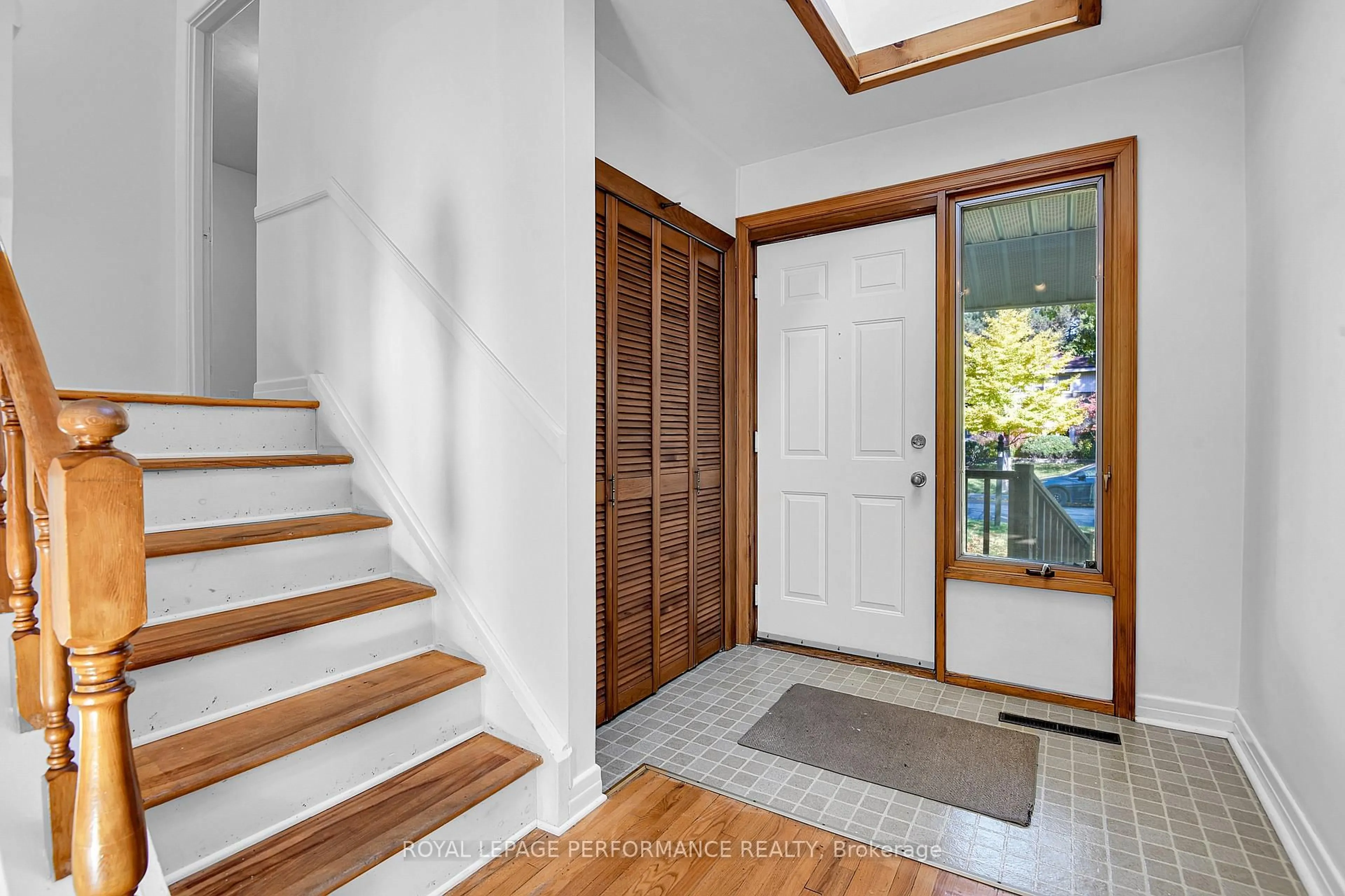 Indoor entryway for 1394 Wesmar Dr, Ottawa Ontario K1H 7T5