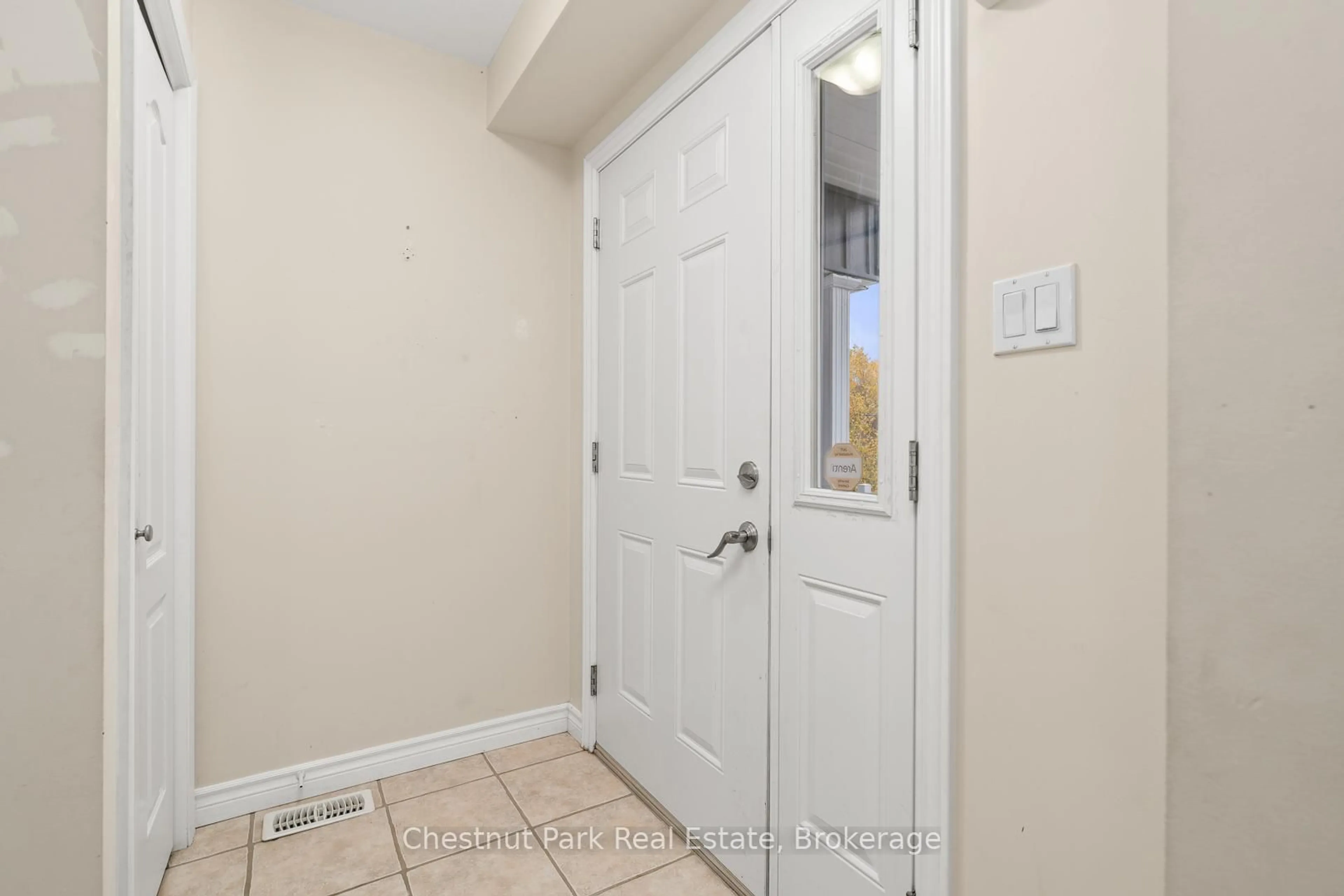 Indoor entryway for 37 Silver St #3, Huntsville Ontario P1H 1M2