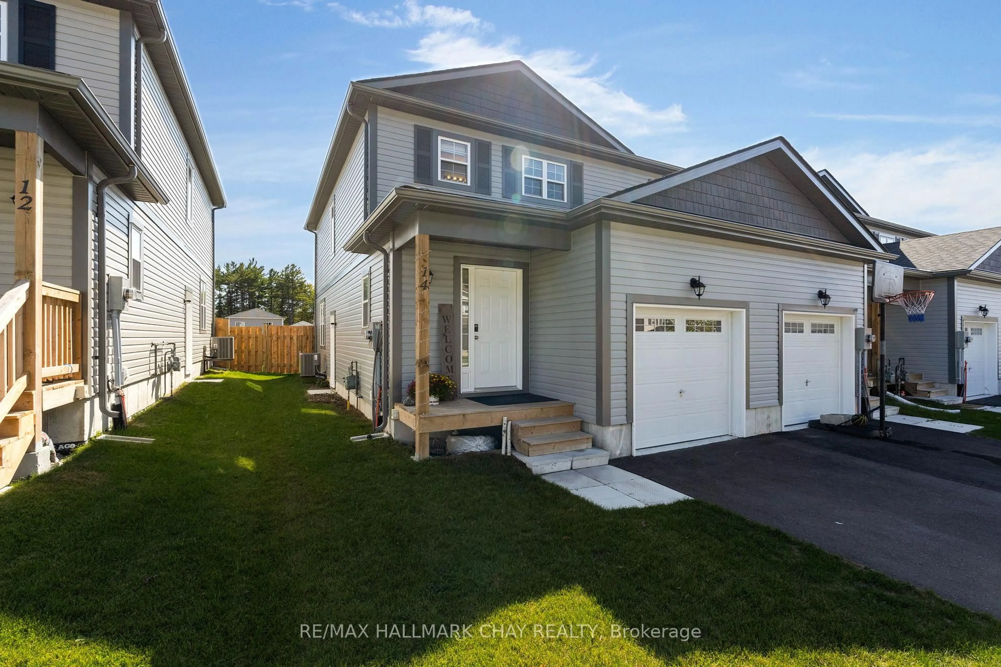 Home with vinyl exterior material, street for 14 Nicole Park Pl, Bracebridge Ontario P1L 0C8