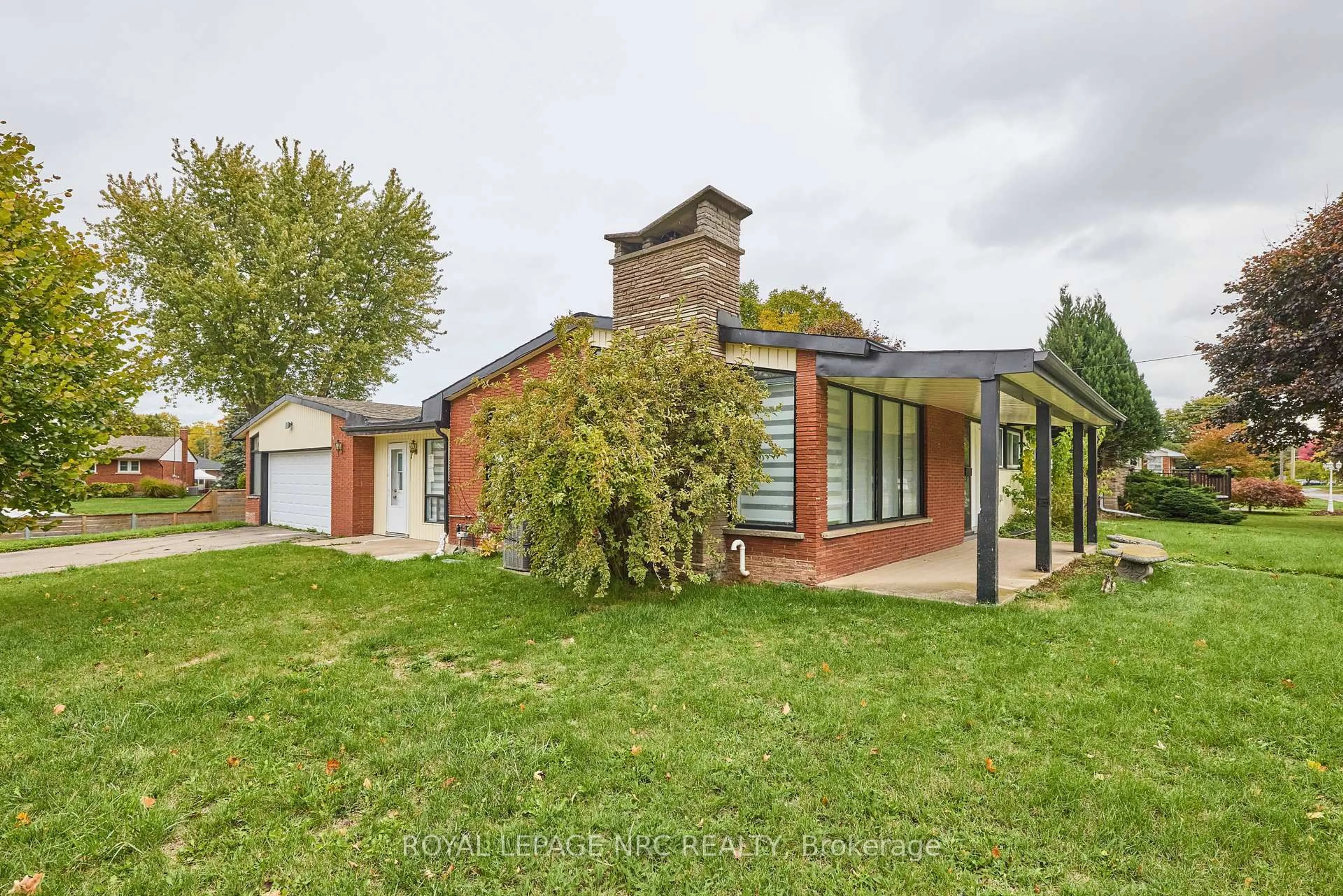 Home with brick exterior material, building for 6673 Huggins St, Niagara Falls Ontario L2J 1H5