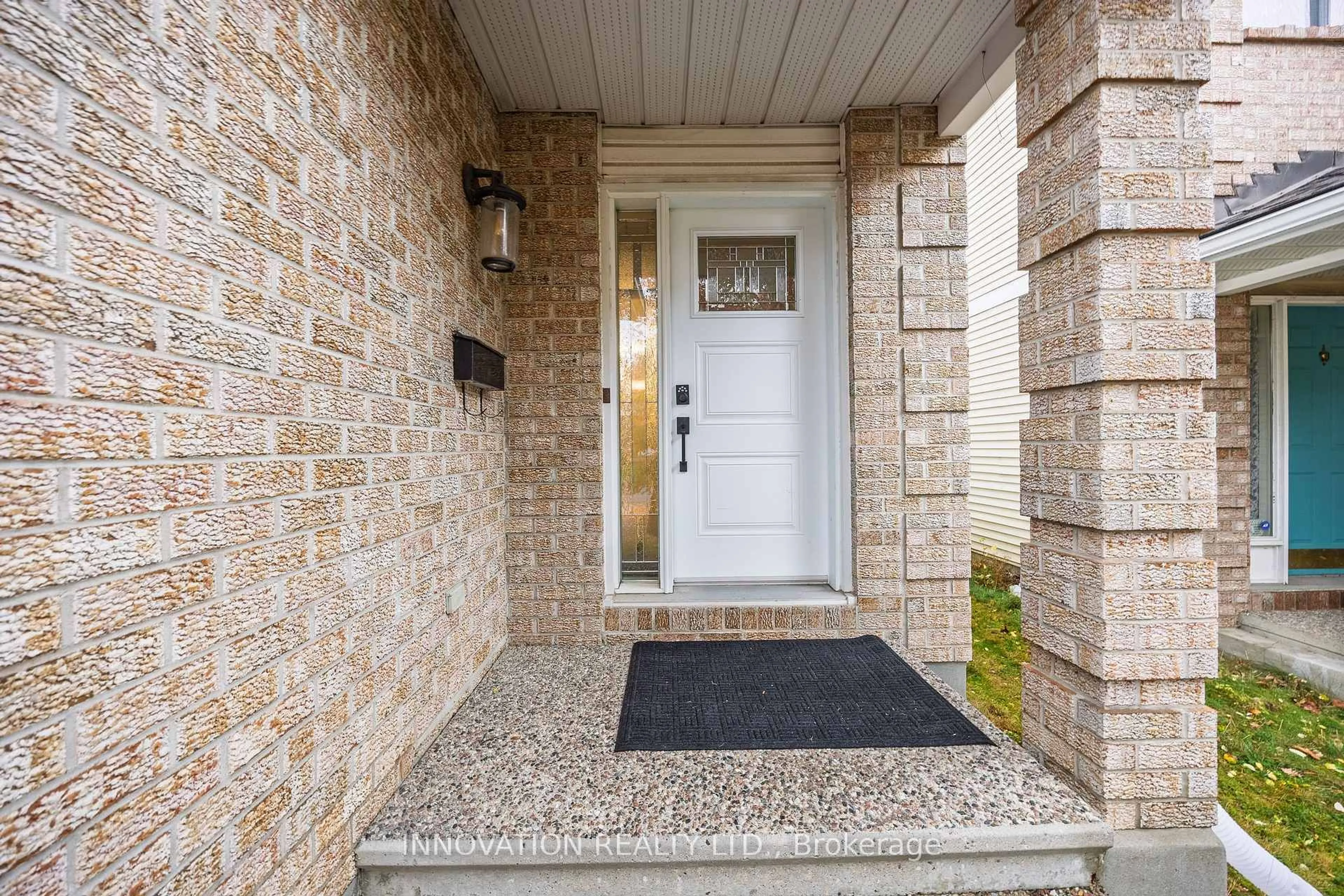 Indoor entryway for 7 Hyannis Ave, Ottawa Ontario K2J 3H9