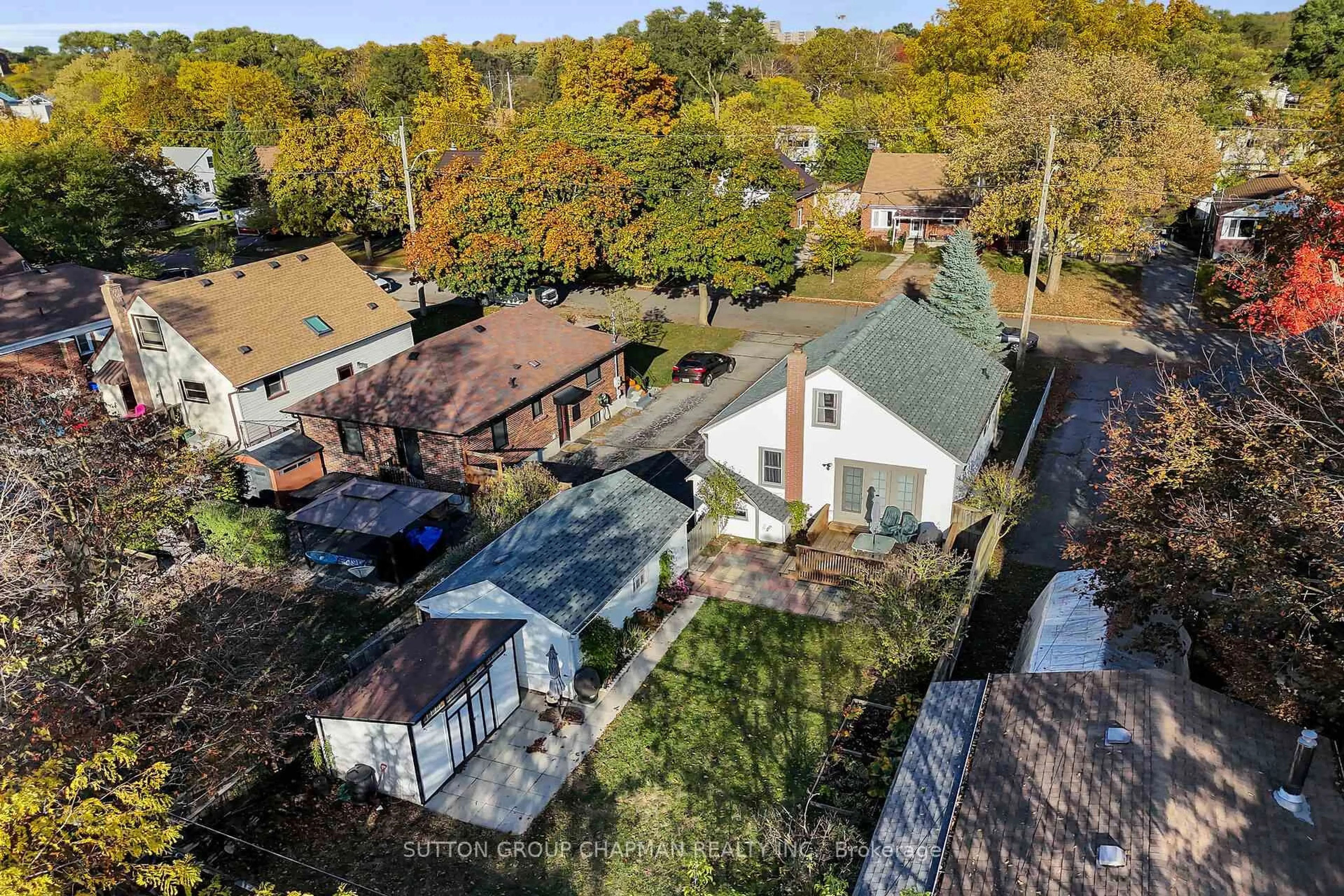 A pic from outside/outdoor area/front of a property/back of a property/a pic from drone, street for 193 Linwood St, London East Ontario N5Y 1W7