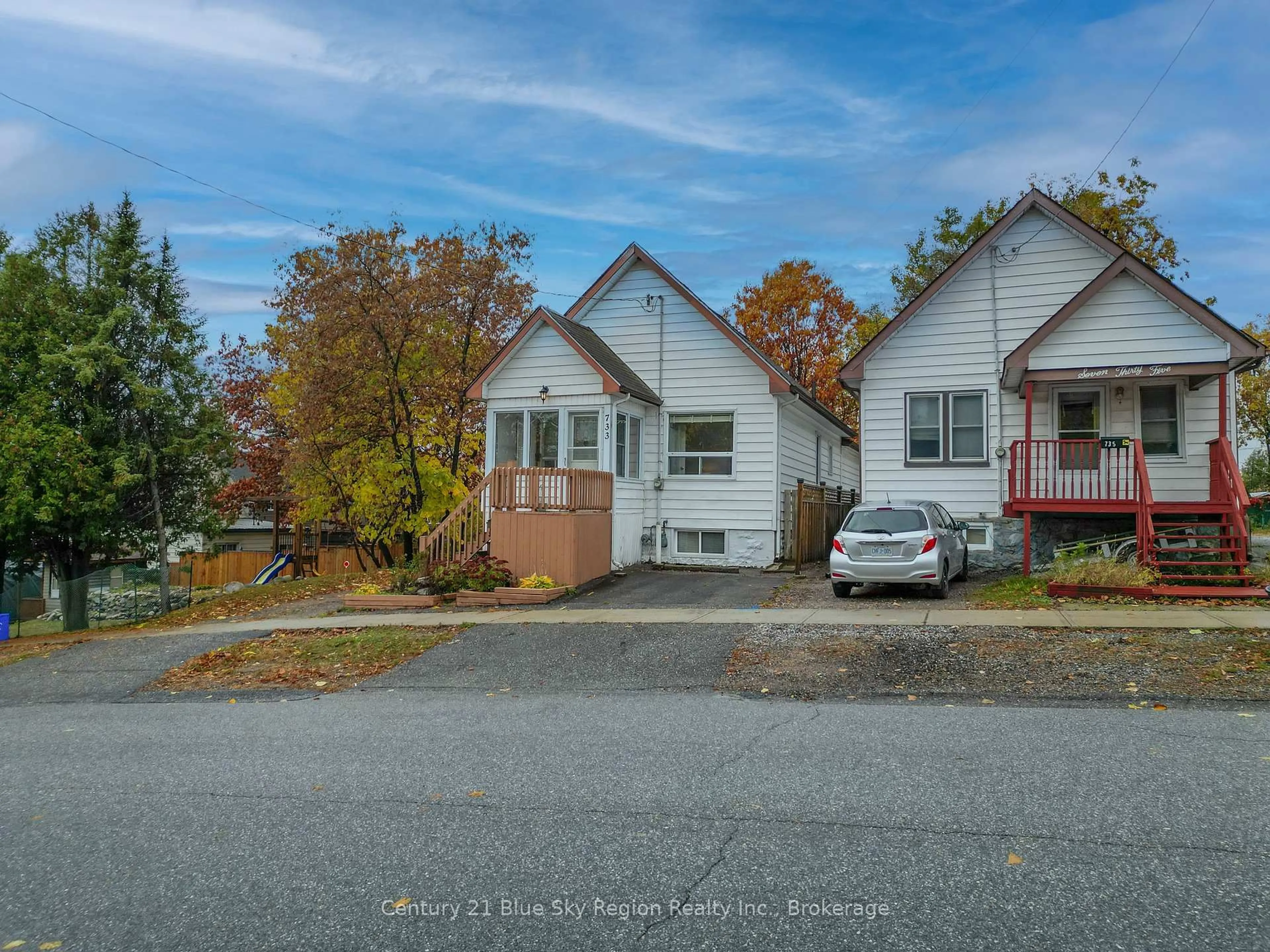 A pic from outside/outdoor area/front of a property/back of a property/a pic from drone, street for 733 Morin St, North Bay Ontario P1B 5S1