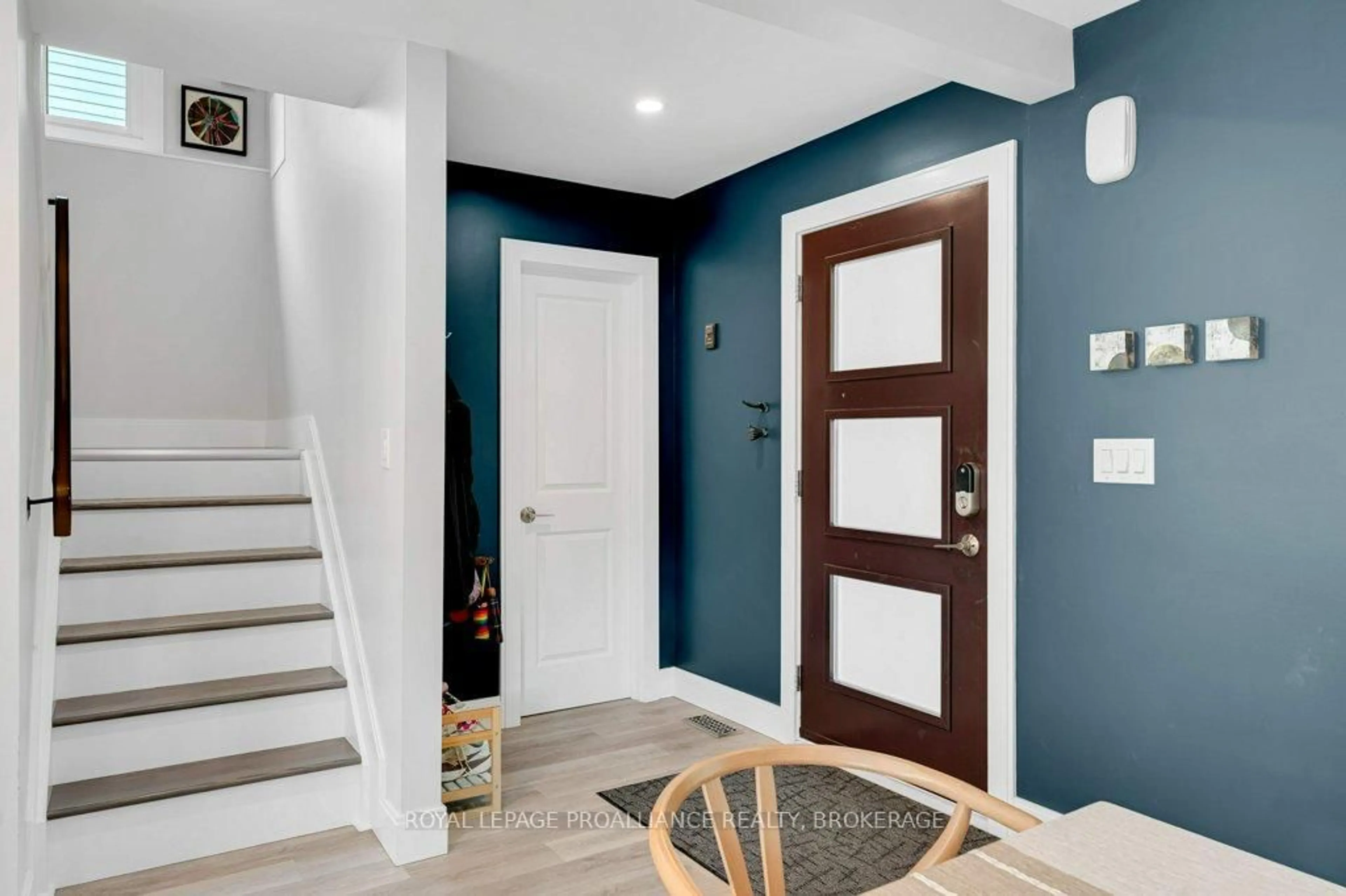 Indoor entryway for 4 Glenaire Mews, Kingston Ontario K7M 7L3