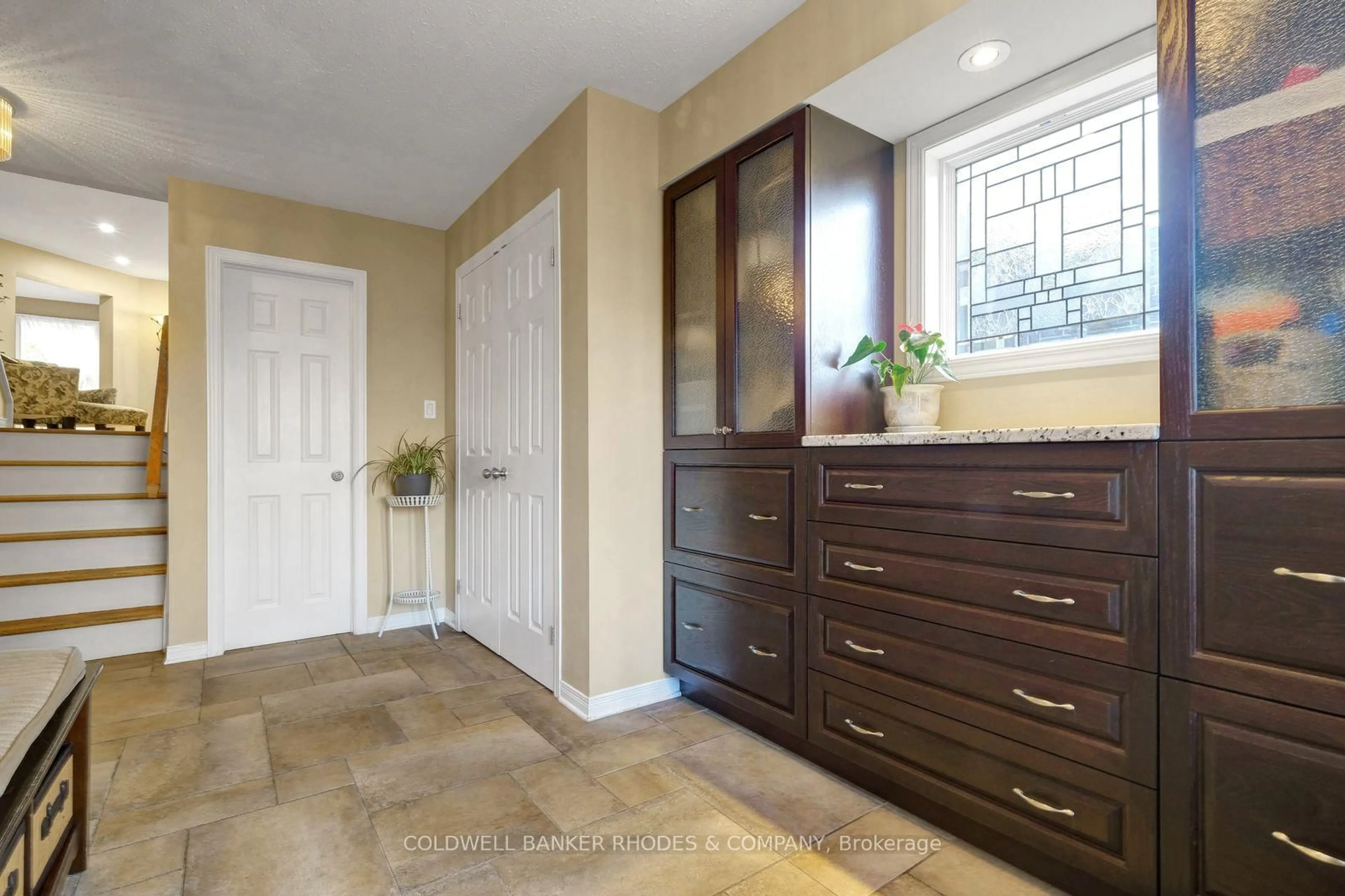 Indoor entryway for 12 Bramblegrove Cres, Ottawa Ontario K1T 3G3