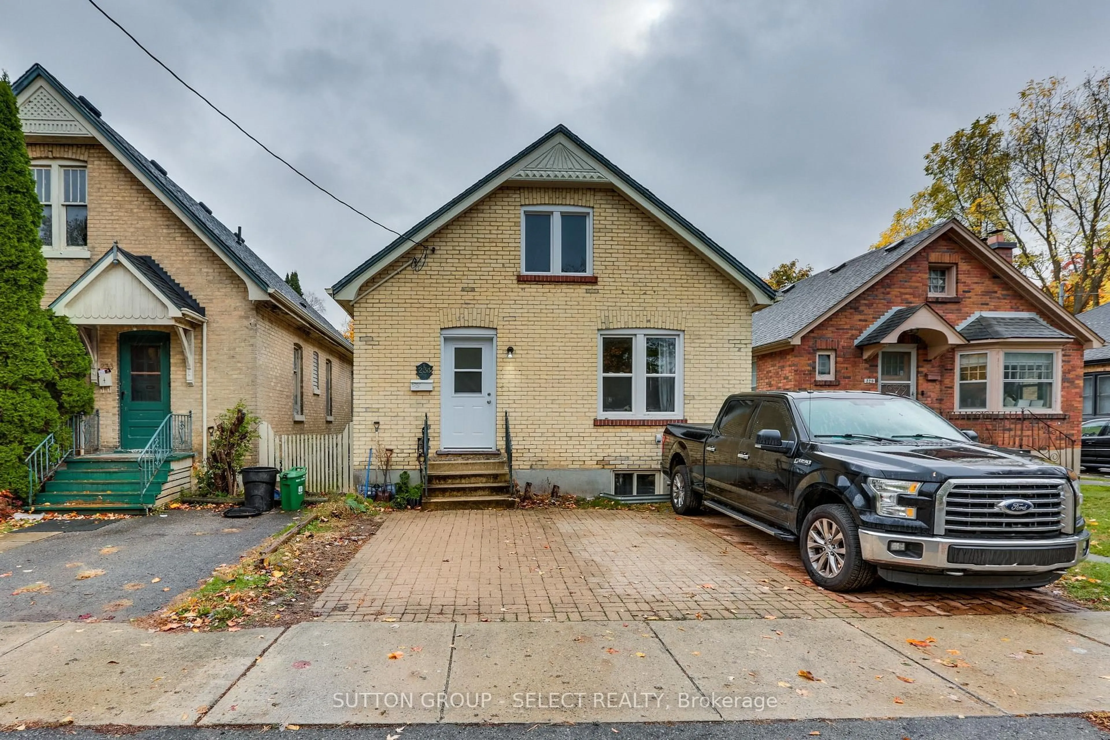 Unknown for 231 RAYMOND Ave, London East Ontario N6A 2W1