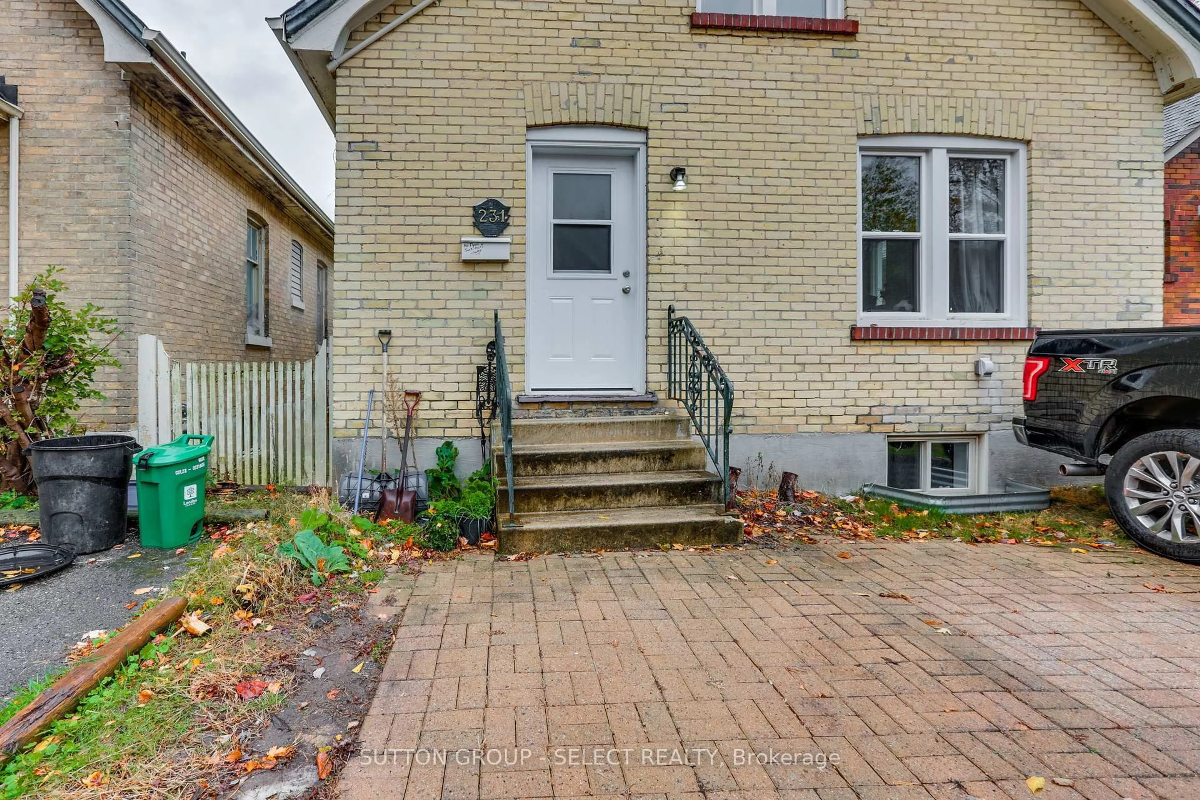 Unknown for 231 RAYMOND Ave, London East Ontario N6A 2W1